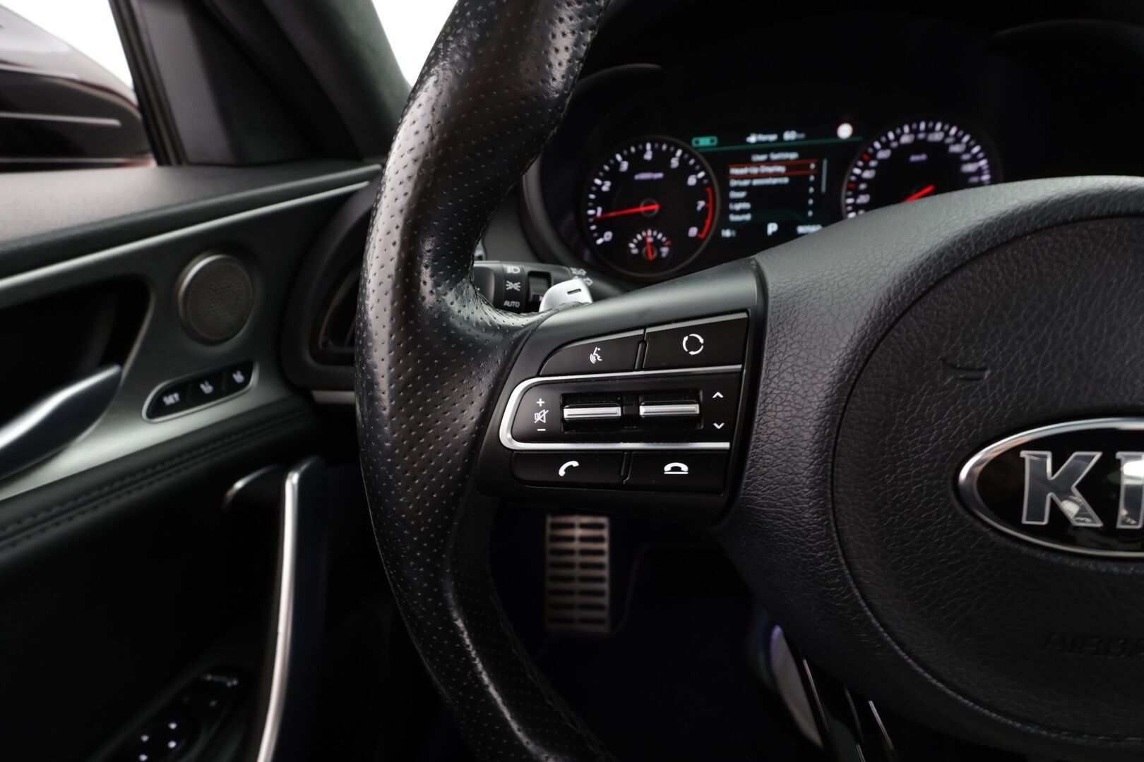 Kia Stinger 2018 3,3 T-GDI AWD GT A/T * ACC / 360° / H&K / Muistipenkki / LED / Navi / Ilmastoidut nahat / Lasikattoluukku / Webasto / HUD * - Suomi-auto / Kahdet renkaat aluvanteilla 