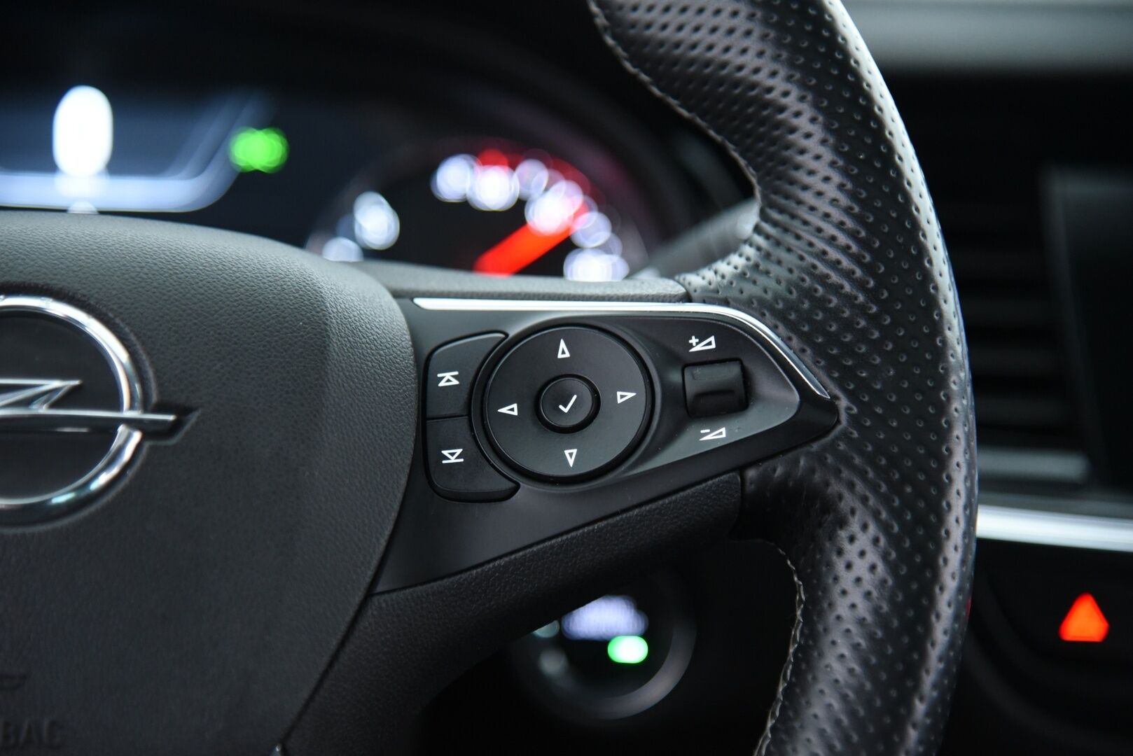 Opel Insignia 2018 Grand Sport Innovation 2,0 Turbo Start/Stop 4x4 191kW AT8 / OPC-line / Adapt.vak / Matrix-LED / Bose -  Imastoidut etuistuimet / 360-kamera / Koukku / 