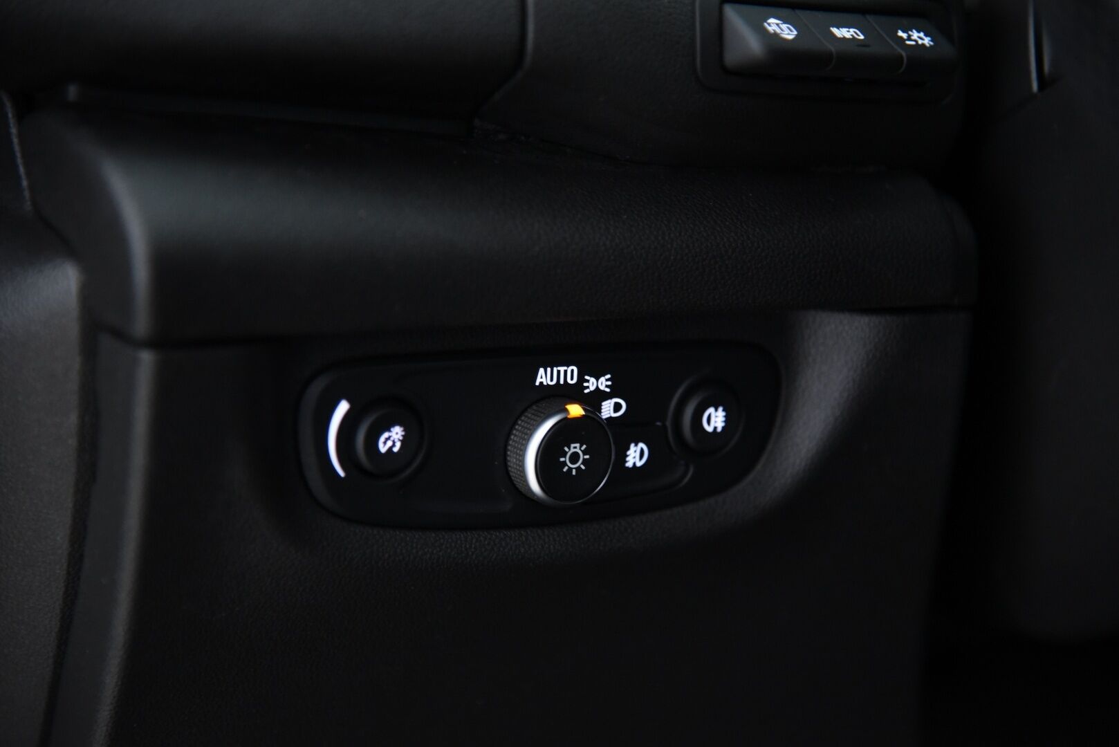 Opel Insignia 2018 Grand Sport Innovation 2,0 Turbo Start/Stop 4x4 191kW AT8 / OPC-line / Adapt.vak / Matrix-LED / Bose -  Imastoidut etuistuimet / 360-kamera / Koukku / 