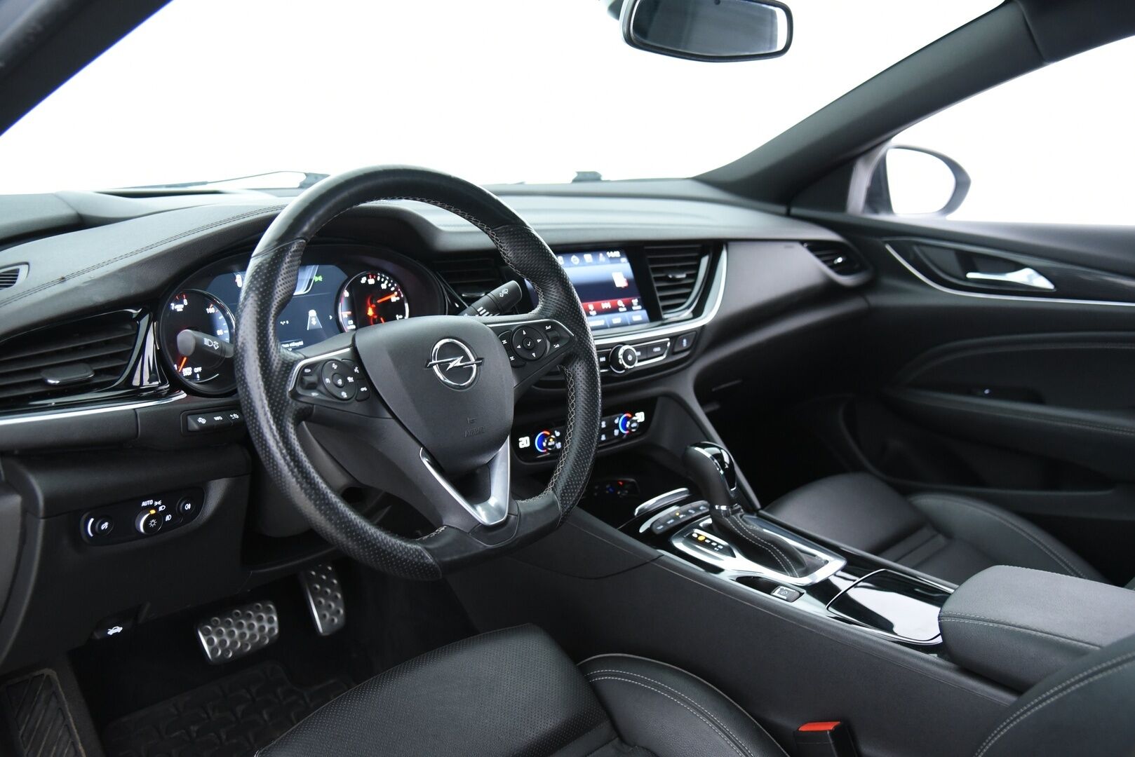 Opel Insignia 2018 Grand Sport Innovation 2,0 Turbo Start/Stop 4x4 191kW AT8 / OPC-line / Adapt.vak / Matrix-LED / Bose -  Imastoidut etuistuimet / 360-kamera / Koukku / 