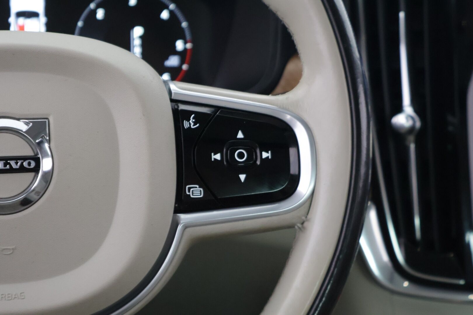 Volvo S90 2018 D4 AWD Business Inscription aut / Webasto / Pilot Assist / Lasikattoluukku / Sporttipenkki Muistilla / Koukku / Tutkat - *Merkkihuollettu / Huippuvarusteet / Nahkasisusta / 2x Volvon alumiinivanteet*