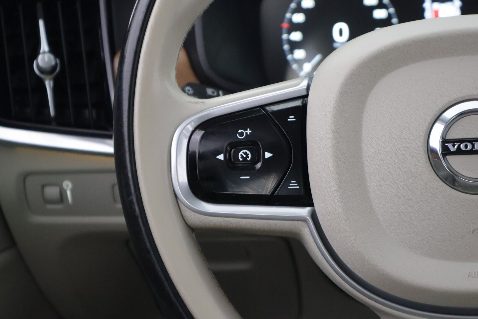 Volvo S90 2018 D4 AWD Business Inscription aut / Webasto / Pilot Assist / Lasikattoluukku / Sporttipenkki Muistilla / Koukku / Tutkat - *Merkkihuollettu / Huippuvarusteet / Nahkasisusta / 2x Volvon alumiinivanteet*