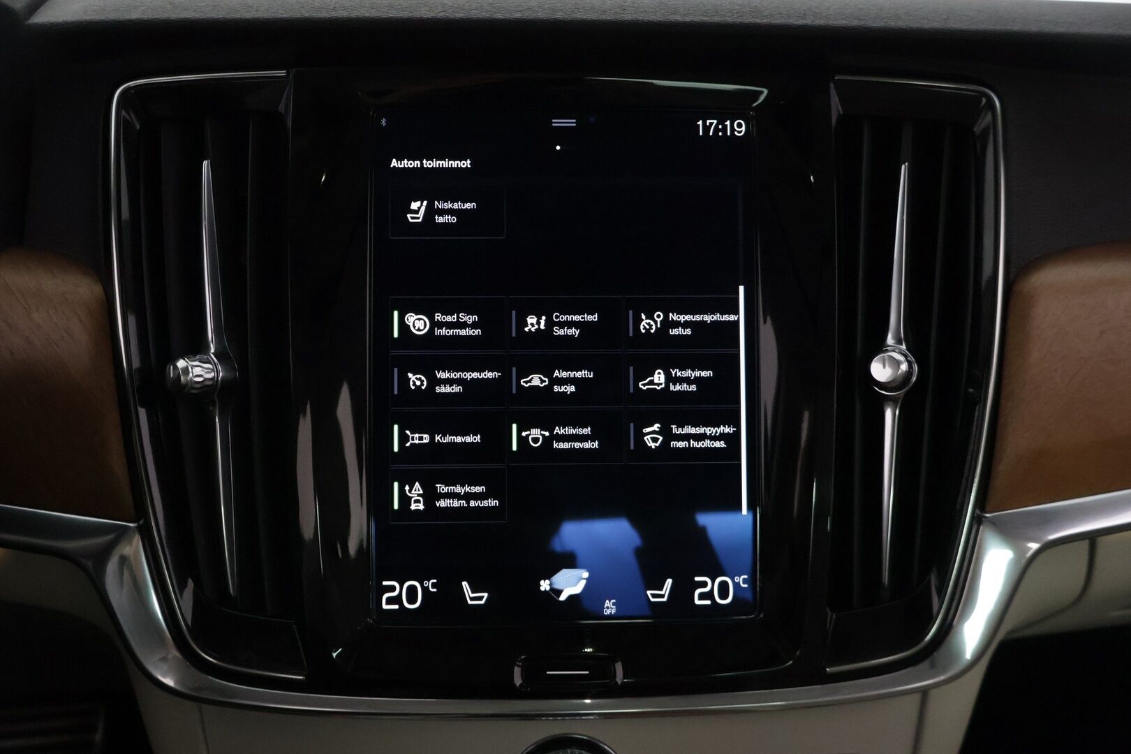 Volvo S90 2018 D4 AWD Business Inscription aut / Webasto / Pilot Assist / Lasikattoluukku / Sporttipenkki Muistilla / Koukku / Tutkat - *Merkkihuollettu / Huippuvarusteet / Nahkasisusta / 2x Volvon alumiinivanteet*