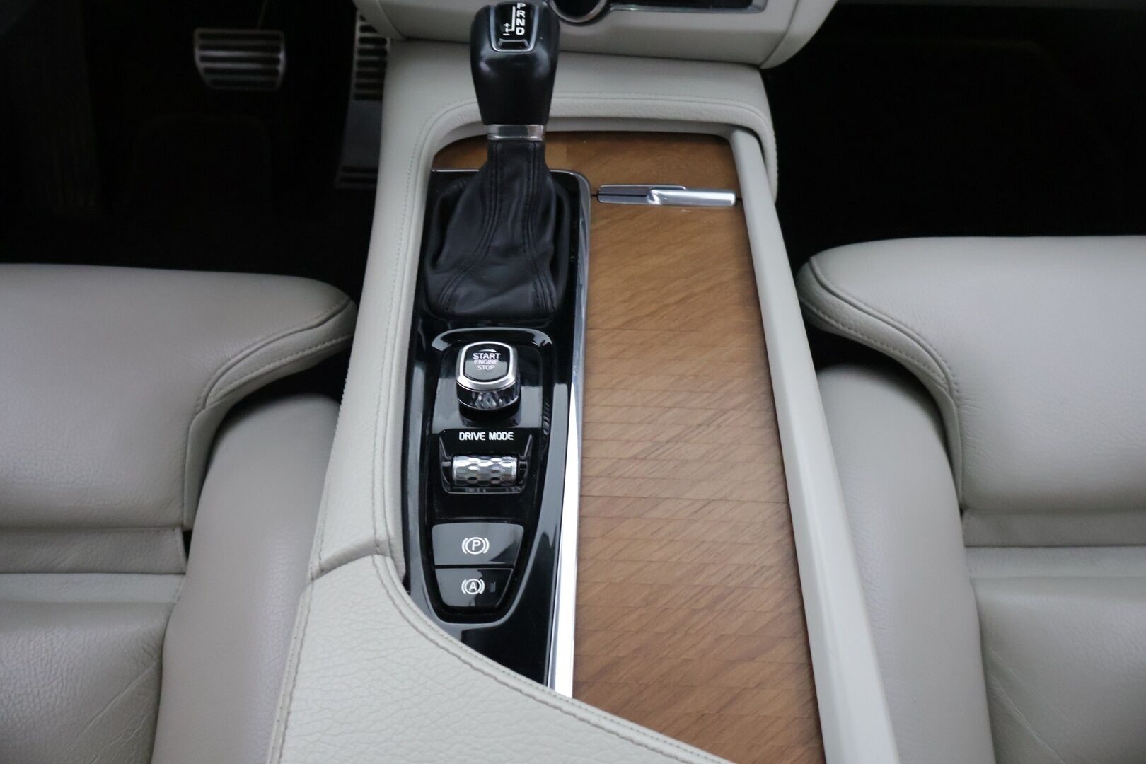 Volvo S90 2018 D4 AWD Business Inscription aut / Webasto / Pilot Assist / Lasikattoluukku / Sporttipenkki Muistilla / Koukku / Tutkat - *Merkkihuollettu / Huippuvarusteet / Nahkasisusta / 2x Volvon alumiinivanteet*