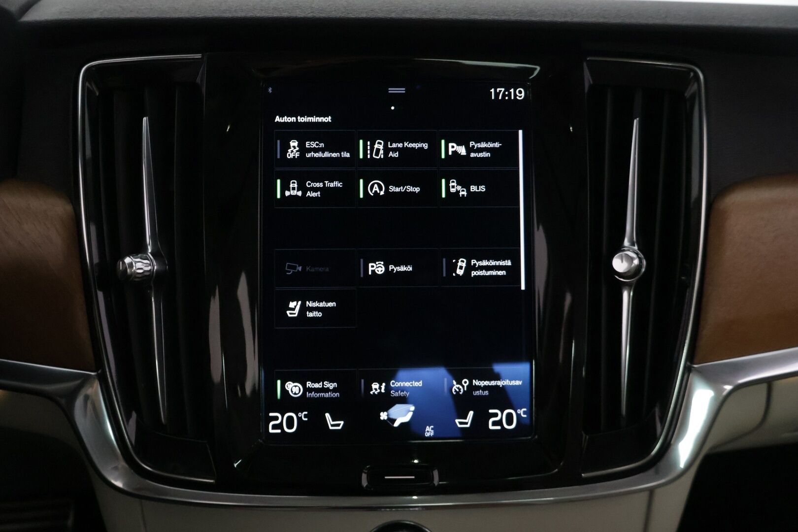 Volvo S90 2018 D4 AWD Business Inscription aut / Webasto / Pilot Assist / Lasikattoluukku / Sporttipenkki Muistilla / Koukku / Tutkat - *Merkkihuollettu / Huippuvarusteet / Nahkasisusta / 2x Volvon alumiinivanteet*