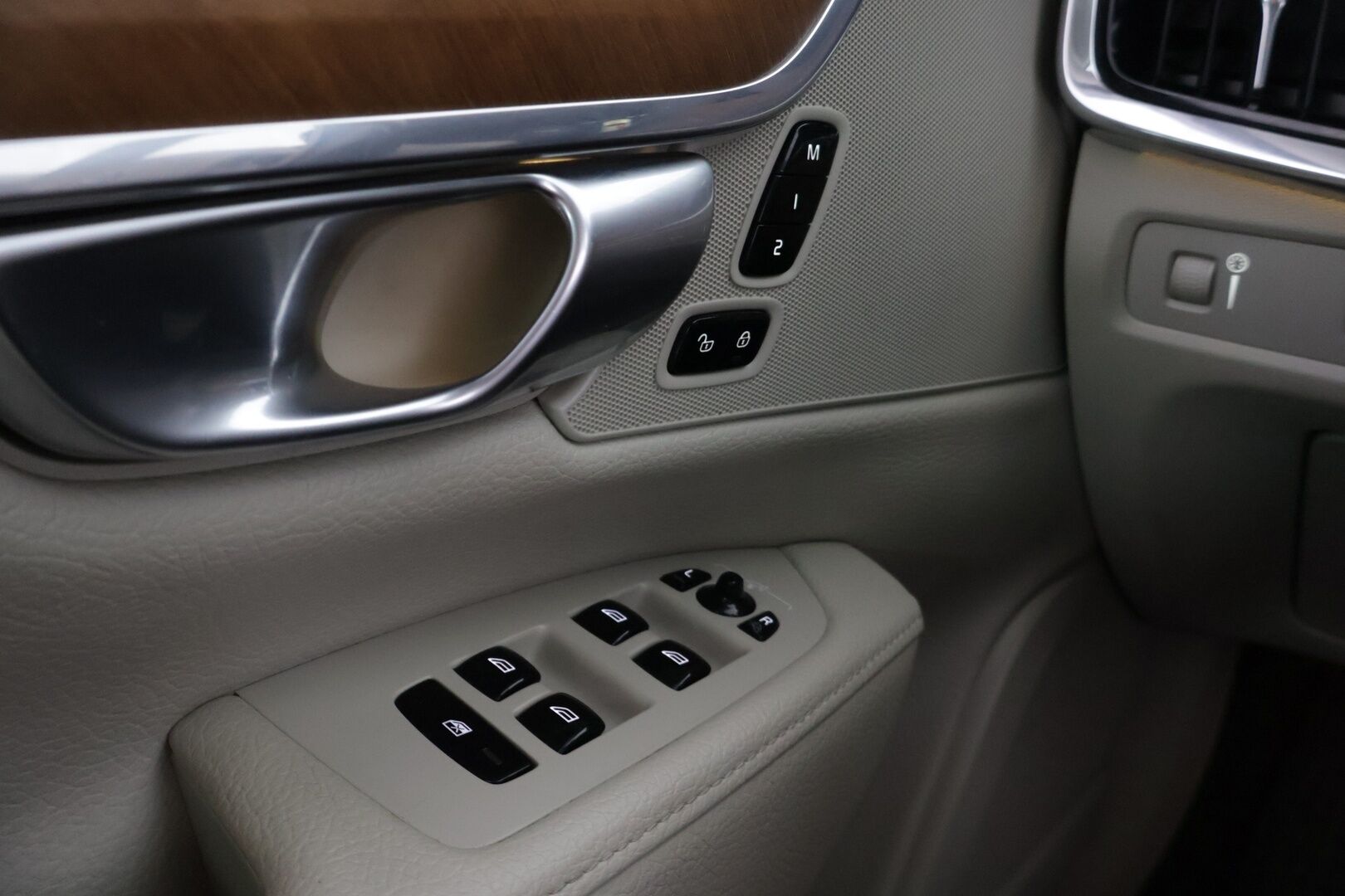 Volvo S90 2018 D4 AWD Business Inscription aut / Webasto / Pilot Assist / Lasikattoluukku / Sporttipenkki Muistilla / Koukku / Tutkat - *Merkkihuollettu / Huippuvarusteet / Nahkasisusta / 2x Volvon alumiinivanteet*