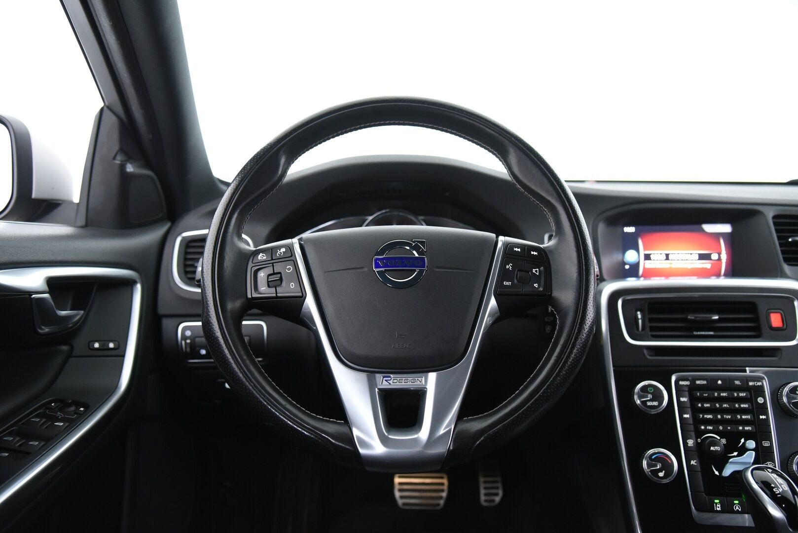 Volvo V60 2018 T4 Classic R-Design aut / Adapt.vak / BLIS / Webasto / Sensus navi / Keyless - Digimittaristo / High perf. audio / VOC / Huippuhieno! / Tulossa myyntiin! 