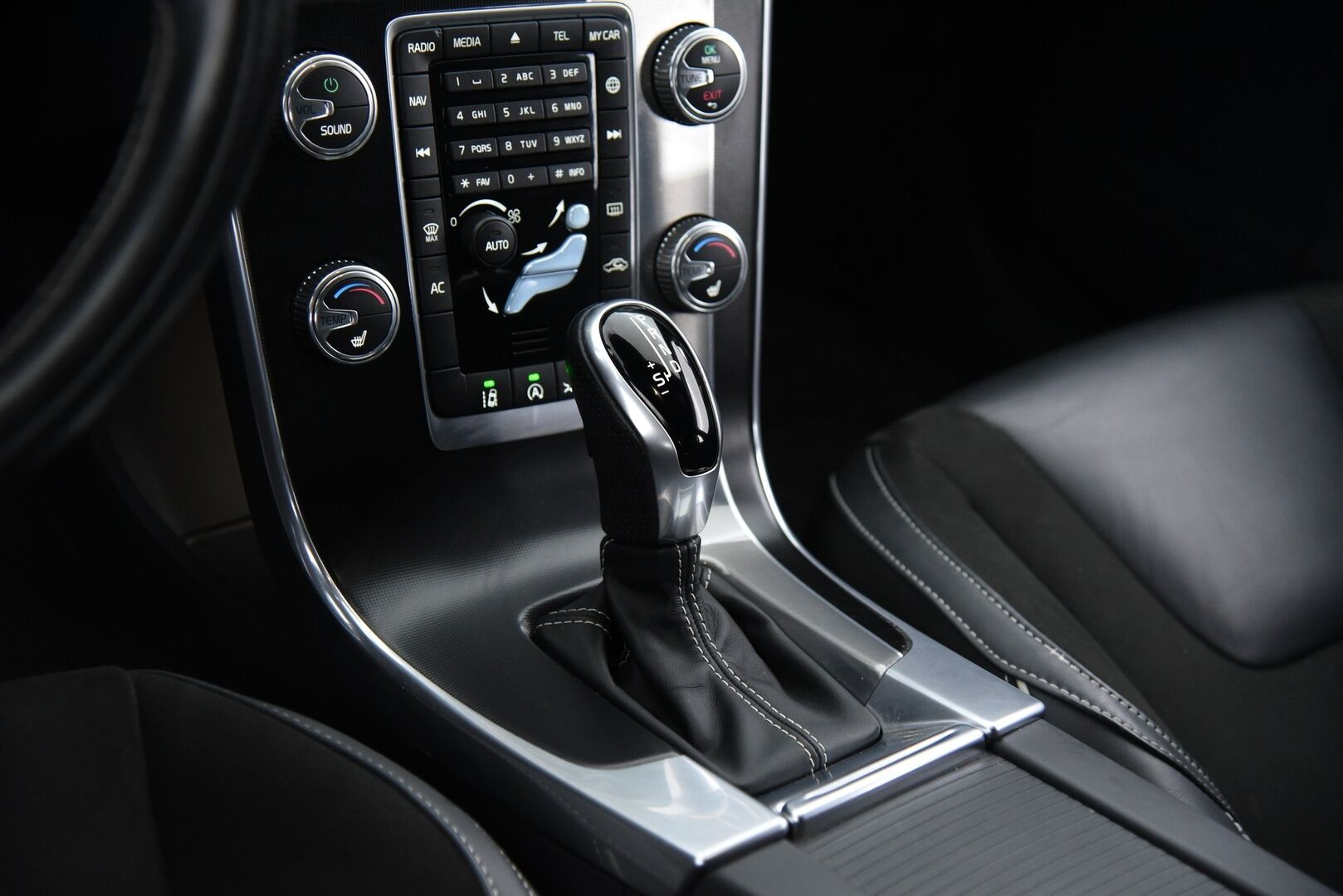 Volvo V60 2018 T4 Classic R-Design aut / Adapt.vak / BLIS / Webasto / Sensus navi / Keyless - Digimittaristo / High perf. audio / VOC / Huippuhieno! / Tulossa myyntiin! 