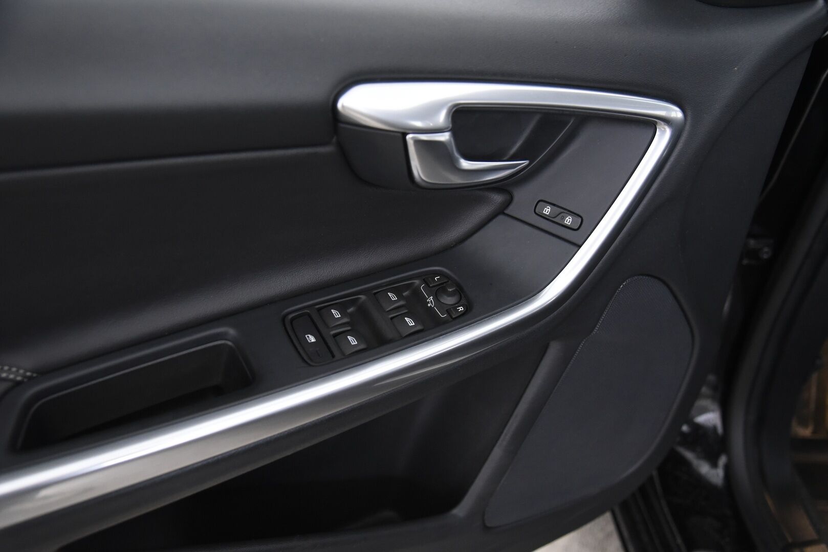 Volvo V60 2018 T4 Classic R-Design aut / Adapt.vak / BLIS / Webasto / Sensus navi / Keyless - Digimittaristo / High perf. audio / VOC / Huippuhieno! / Tulossa myyntiin! 