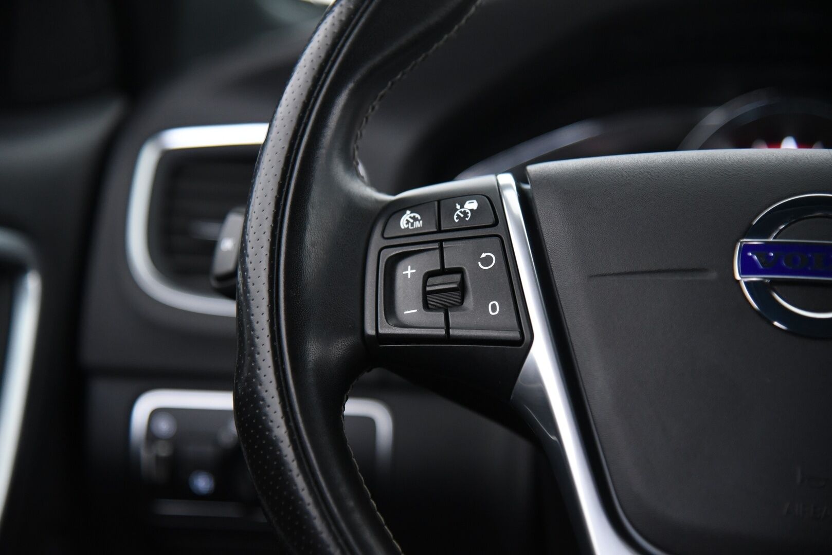 Volvo V60 2018 T4 Classic R-Design aut / Adapt.vak / BLIS / Webasto / Sensus navi / Keyless - Digimittaristo / High perf. audio / VOC / Huippuhieno! / Tulossa myyntiin! 