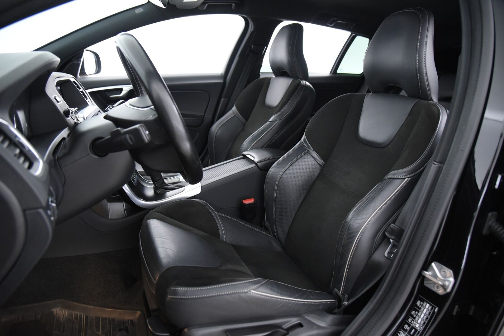 Volvo V60 2018 T4 Classic R-Design aut / Adapt.vak / BLIS / Webasto / Sensus navi / Keyless - Digimittaristo / High perf. audio / VOC / Huippuhieno! / Tulossa myyntiin! 