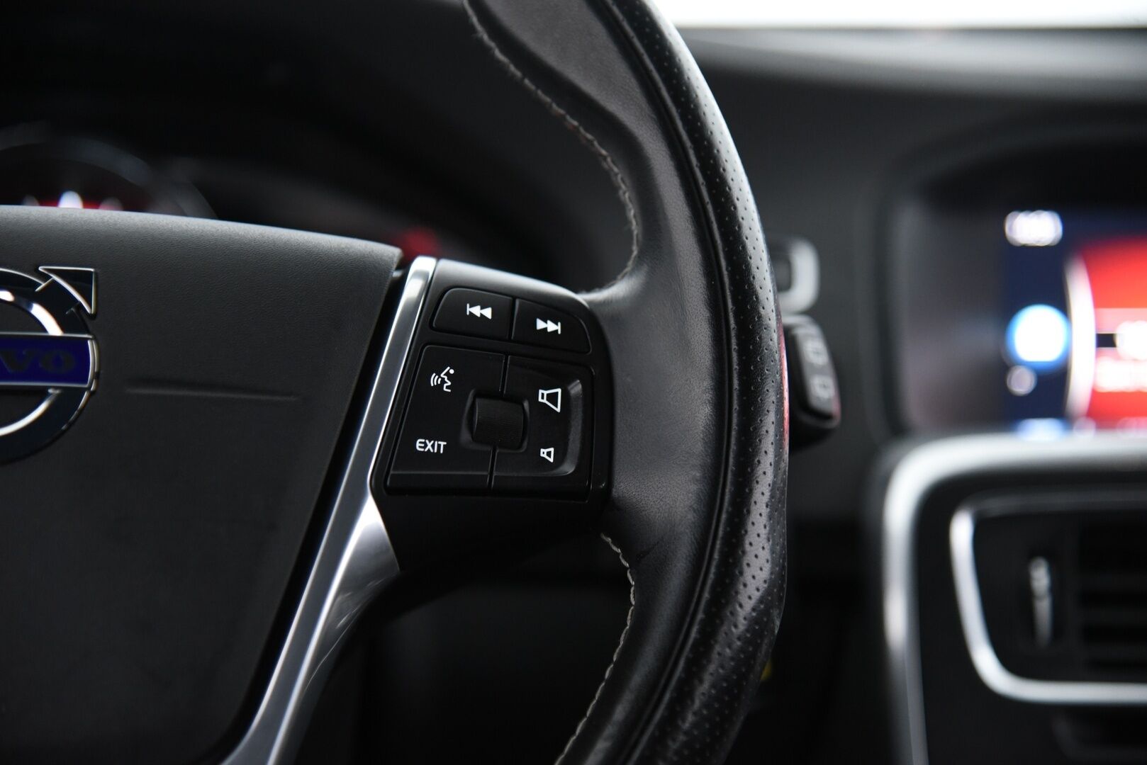 Volvo V60 2018 T4 Classic R-Design aut / Adapt.vak / BLIS / Webasto / Sensus navi / Keyless - Digimittaristo / High perf. audio / VOC / Huippuhieno! / Tulossa myyntiin! 