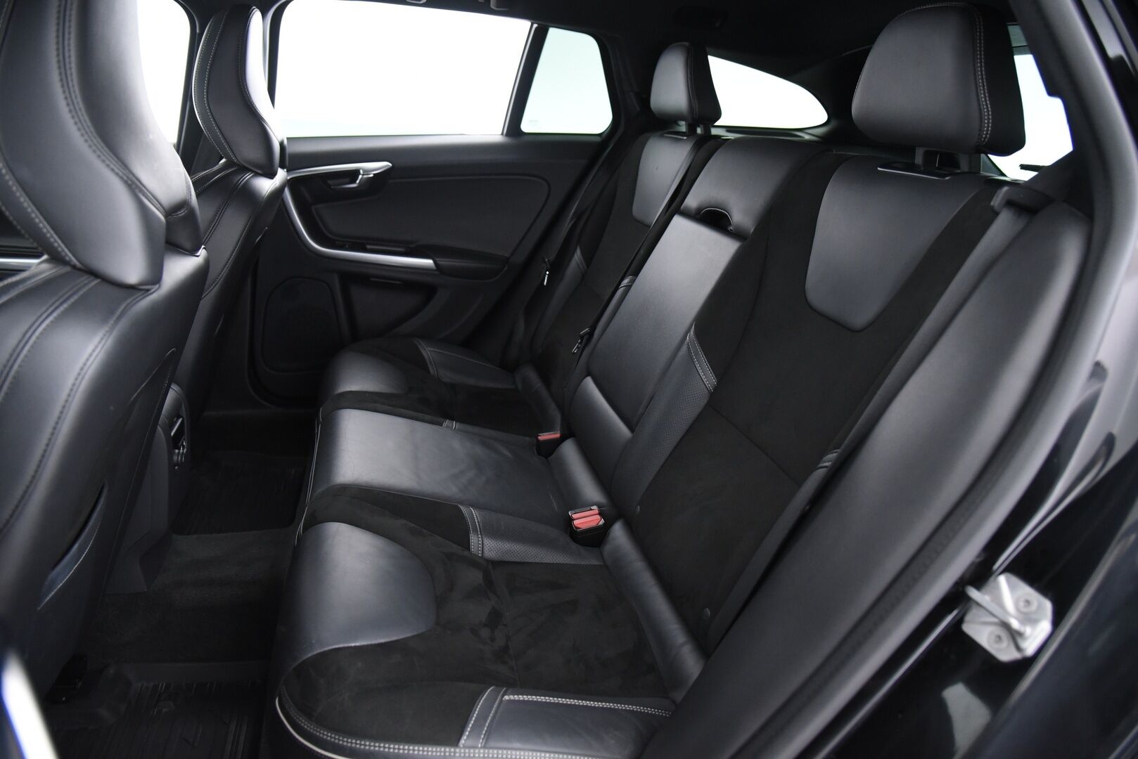 Volvo V60 2018 T4 Classic R-Design aut / Adapt.vak / BLIS / Webasto / Sensus navi / Keyless - Digimittaristo / High perf. audio / VOC / Huippuhieno! / Tulossa myyntiin! 