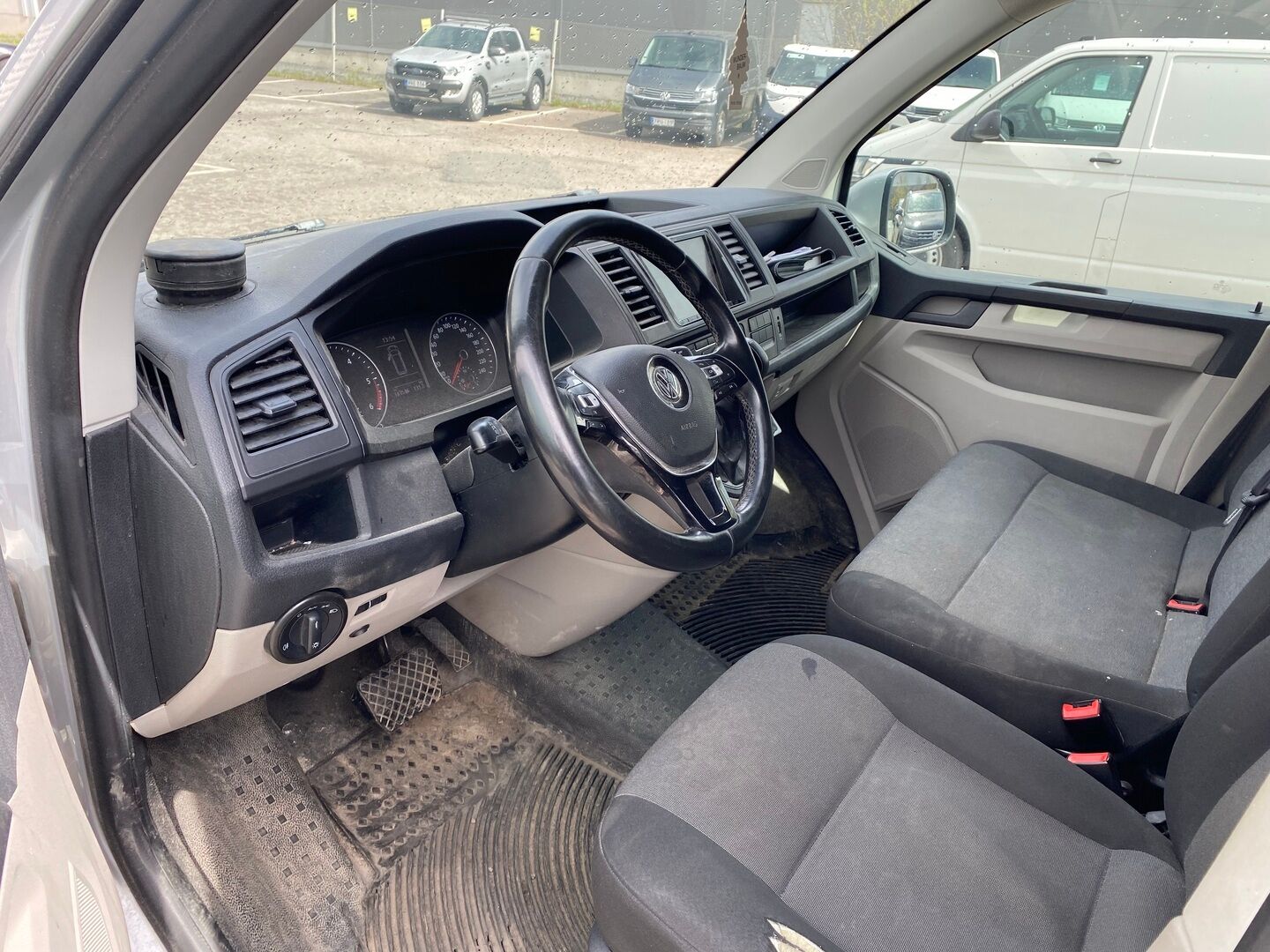 Volkswagen Transporter 2018 umpipakettiauto Pitkä 2,0 TDI 150kW 4Motion DSG (4M18) * ALV / Webasto / Peruutuskamera / Vetokoukku / LED * - 3,99 % KORKOTARJOUS TÄHÄN AUTOON - Ohjaamosta säädettävä ilma-alusta, toista ei tule vastaan!