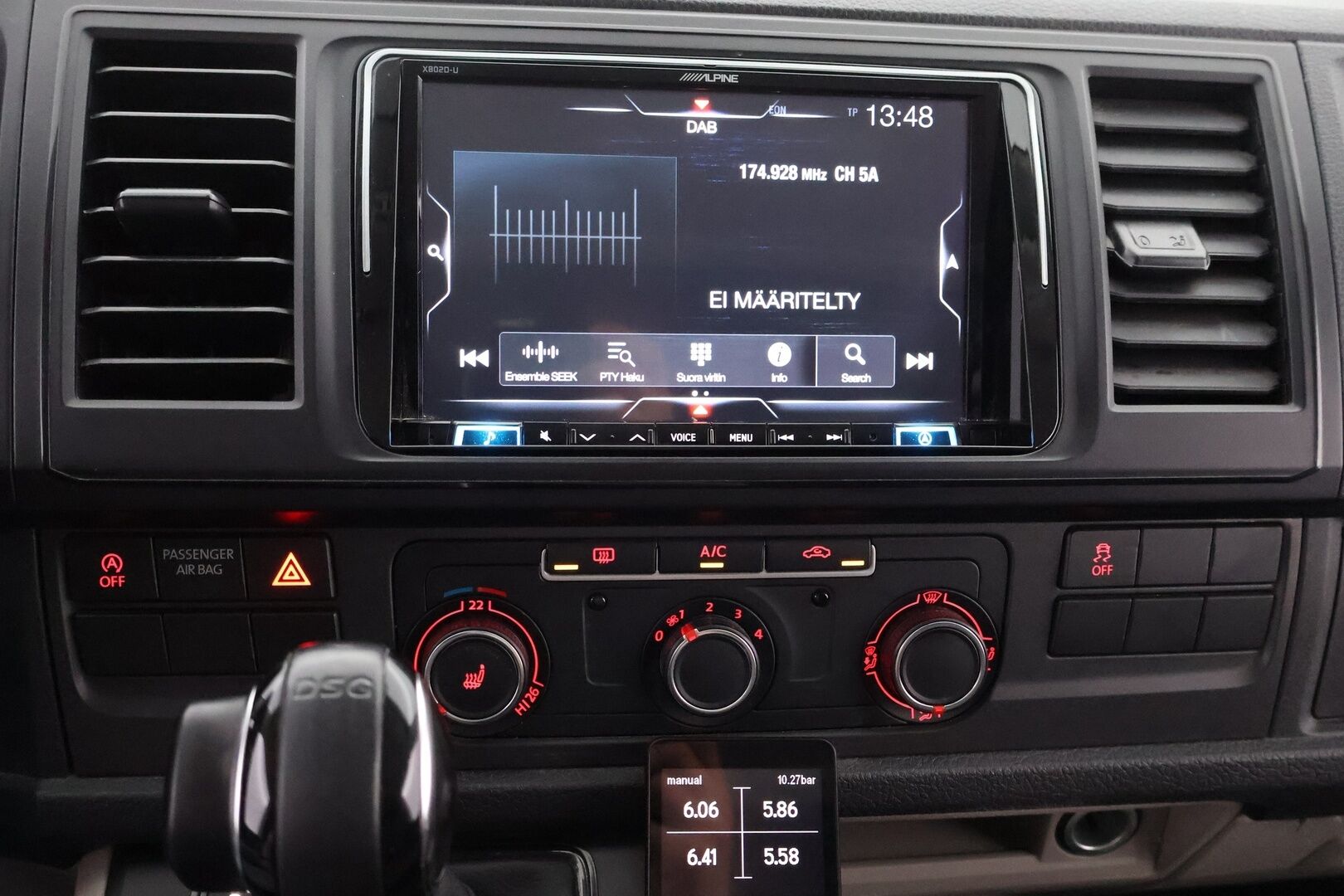 Volkswagen Transporter 2018 umpipakettiauto Pitkä 2,0 TDI 150kW 4Motion DSG (4M18) * ALV / Webasto / Peruutuskamera / Vetokoukku / LED * - 3,99 % KORKOTARJOUS TÄHÄN AUTOON - Ohjaamosta säädettävä ilma-alusta, toista ei tule vastaan!