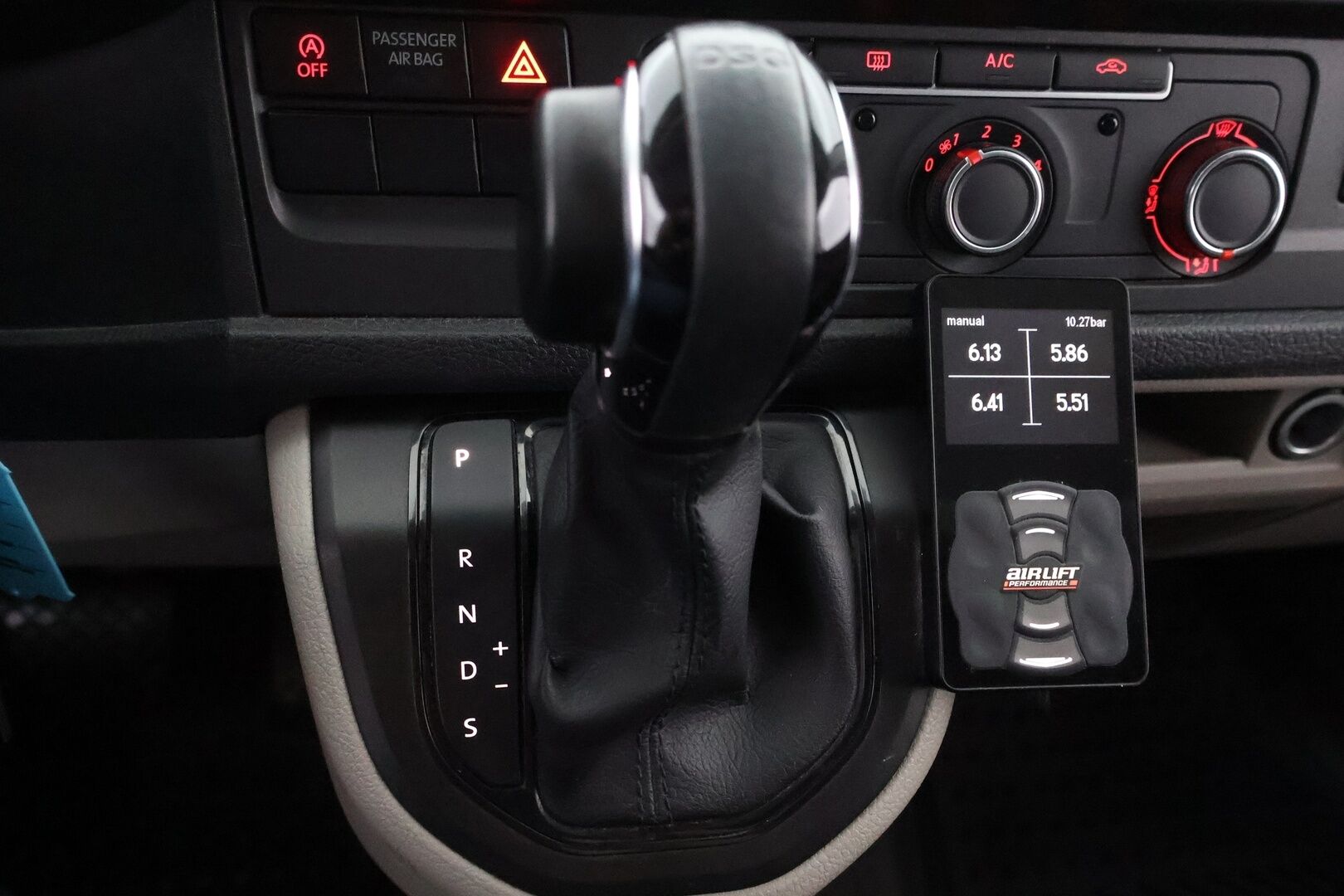 Volkswagen Transporter 2018 umpipakettiauto Pitkä 2,0 TDI 150kW 4Motion DSG (4M18) * ALV / Webasto / Peruutuskamera / Vetokoukku / LED * - 3,99 % KORKOTARJOUS TÄHÄN AUTOON - Ohjaamosta säädettävä ilma-alusta, toista ei tule vastaan!