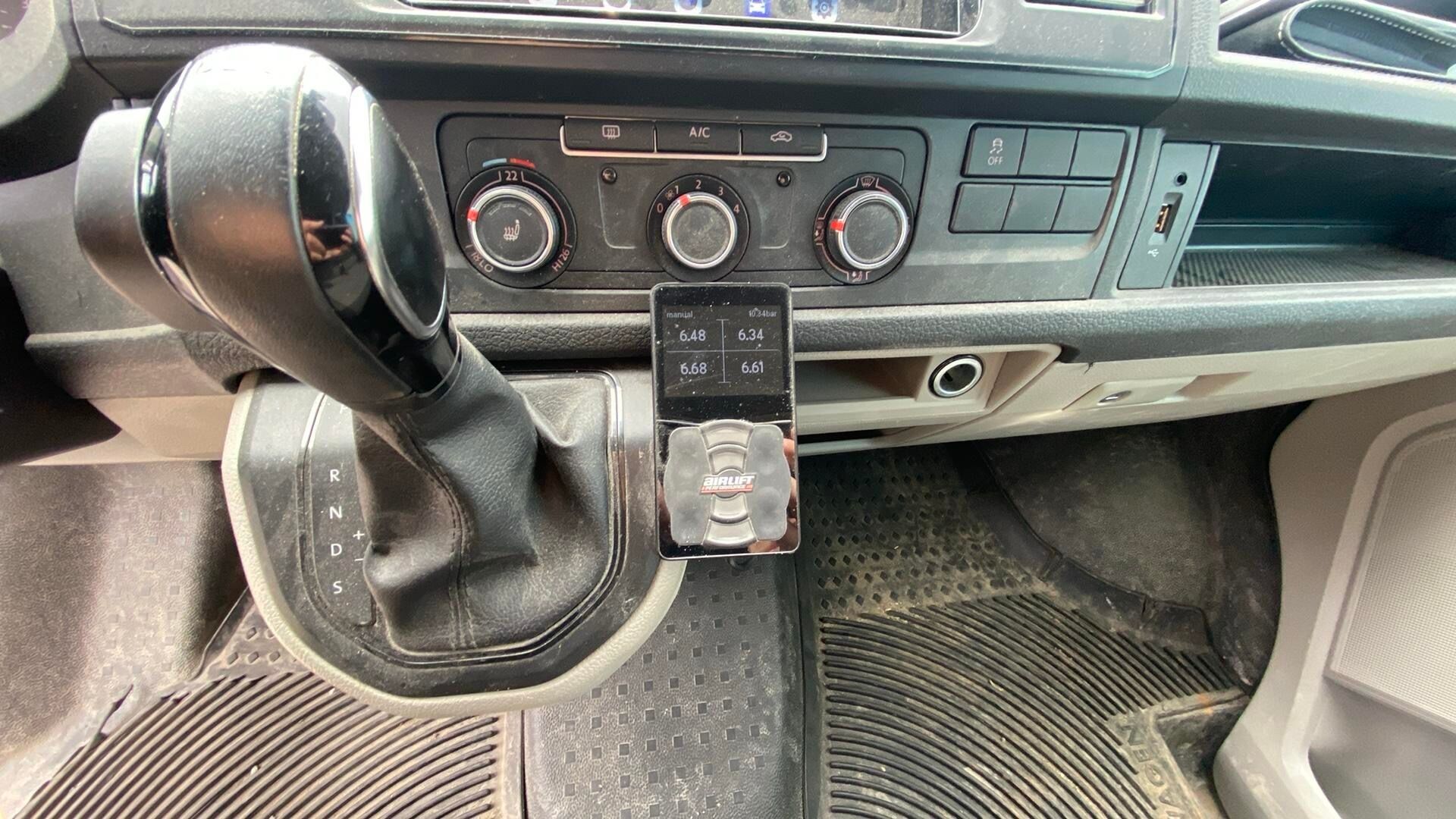 Volkswagen Transporter 2018 umpipakettiauto Pitkä 2,0 TDI 150kW 4Motion DSG (4M18) * ALV / Webasto / Peruutuskamera / Vetokoukku / LED * - 3,99 % KORKOTARJOUS TÄHÄN AUTOON - Ohjaamosta säädettävä ilma-alusta, toista ei tule vastaan!