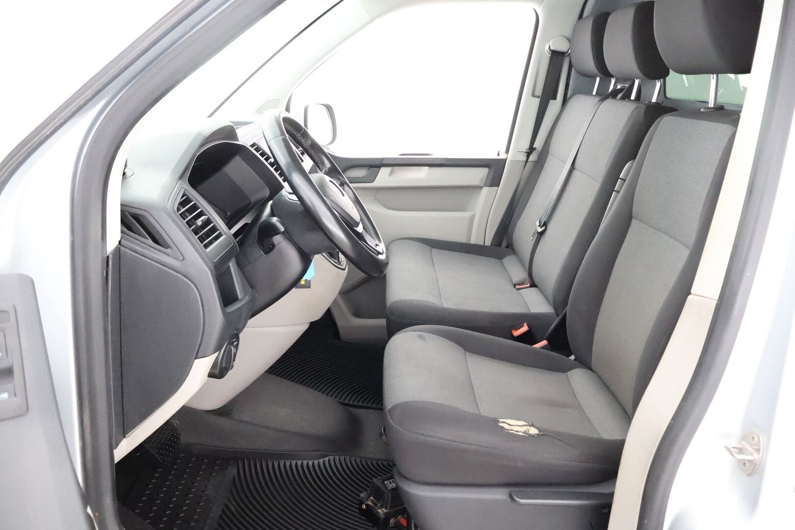 Volkswagen Transporter 2018 umpipakettiauto Pitkä 2,0 TDI 150kW 4Motion DSG (4M18) * ALV / Webasto / Peruutuskamera / Vetokoukku / LED * - 3,99 % KORKOTARJOUS TÄHÄN AUTOON - Ohjaamosta säädettävä ilma-alusta, toista ei tule vastaan!