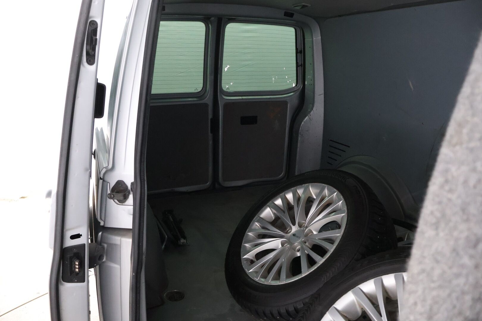 Volkswagen Transporter 2018 umpipakettiauto Pitkä 2,0 TDI 150kW 4Motion DSG (4M18) * ALV / Webasto / Peruutuskamera / Vetokoukku / LED * - 3,99 % KORKOTARJOUS TÄHÄN AUTOON - Ohjaamosta säädettävä ilma-alusta, toista ei tule vastaan!