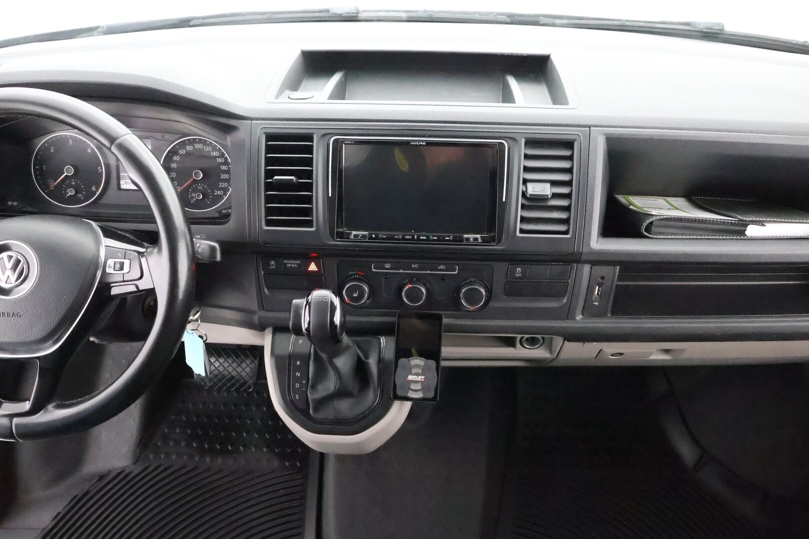 Volkswagen Transporter 2018 umpipakettiauto Pitkä 2,0 TDI 150kW 4Motion DSG (4M18) * ALV / Webasto / Peruutuskamera / Vetokoukku / LED * - 3,99 % KORKOTARJOUS TÄHÄN AUTOON - Ohjaamosta säädettävä ilma-alusta, toista ei tule vastaan!