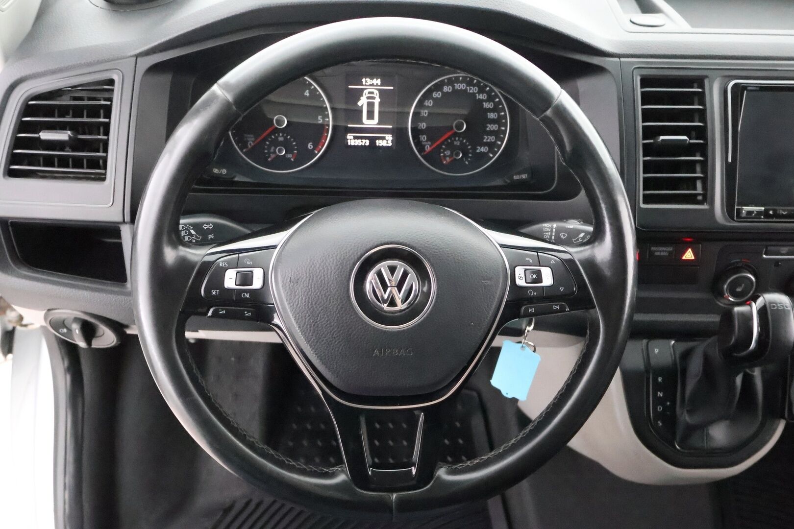 Volkswagen Transporter 2018 umpipakettiauto Pitkä 2,0 TDI 150kW 4Motion DSG (4M18) * ALV / Webasto / Peruutuskamera / Vetokoukku / LED * - 3,99 % KORKOTARJOUS TÄHÄN AUTOON - Ohjaamosta säädettävä ilma-alusta, toista ei tule vastaan!