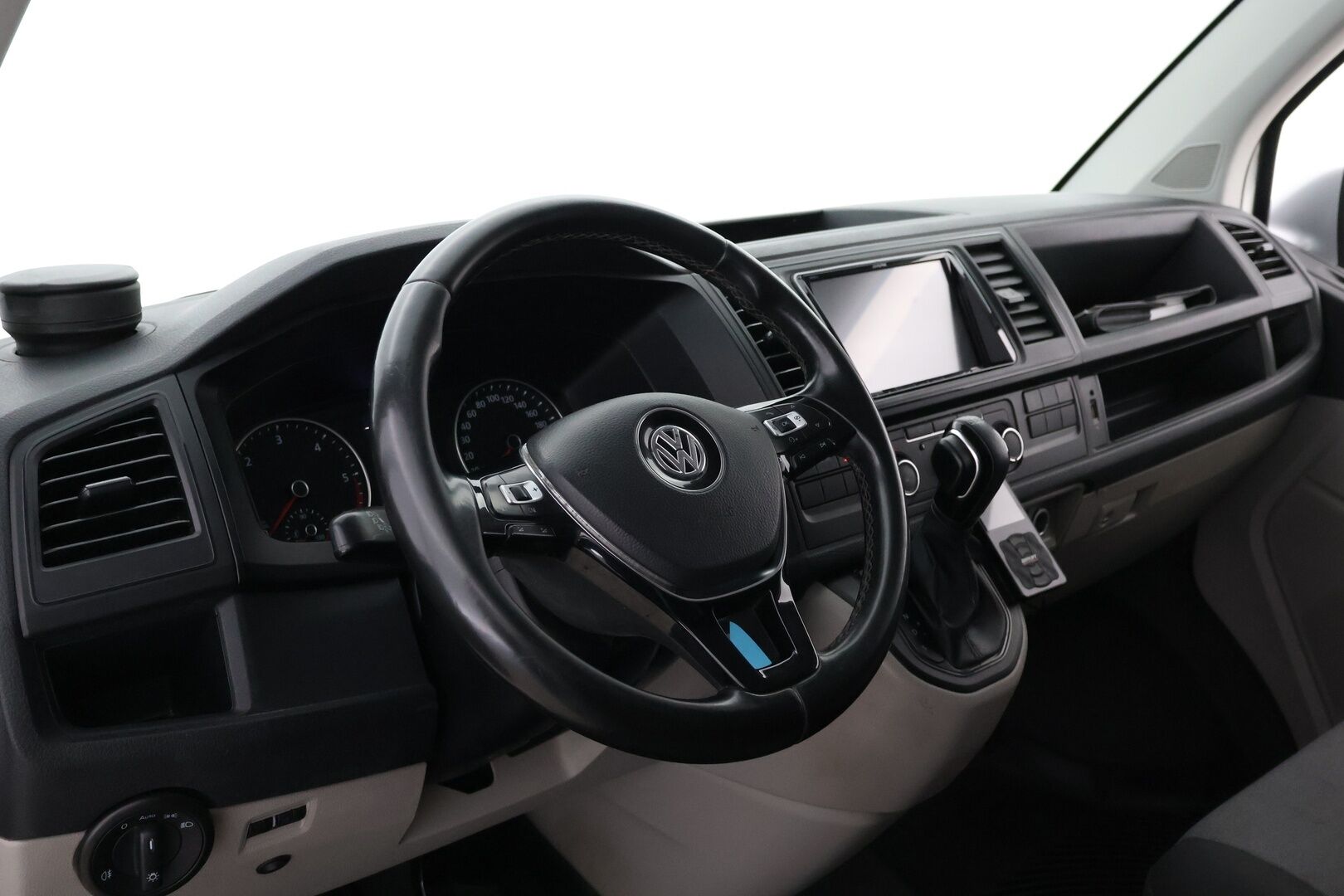 Volkswagen Transporter 2018 umpipakettiauto Pitkä 2,0 TDI 150kW 4Motion DSG (4M18) * ALV / Webasto / Peruutuskamera / Vetokoukku / LED * - 3,99 % KORKOTARJOUS TÄHÄN AUTOON - Ohjaamosta säädettävä ilma-alusta, toista ei tule vastaan!