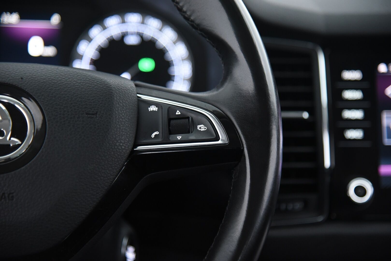 Skoda Kodiaq 2018 2,0 TDI 150 4x4 Ambition DSG Autom. / Adapt. vak. / Webasto / Vetokoukku / P-Kamera / LED / Keyless - Suomi-Auto / Lämmitettävä tuulilasi / Kaukovaloautomatiikka