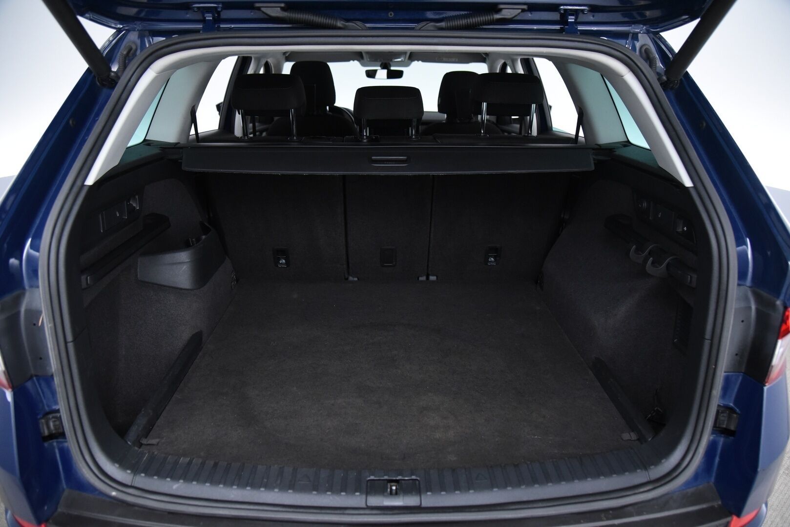 Skoda Kodiaq 2018 2,0 TDI 150 4x4 Ambition DSG Autom. / Adapt. vak. / Webasto / Vetokoukku / P-Kamera / LED / Keyless - Suomi-Auto / Lämmitettävä tuulilasi / Kaukovaloautomatiikka