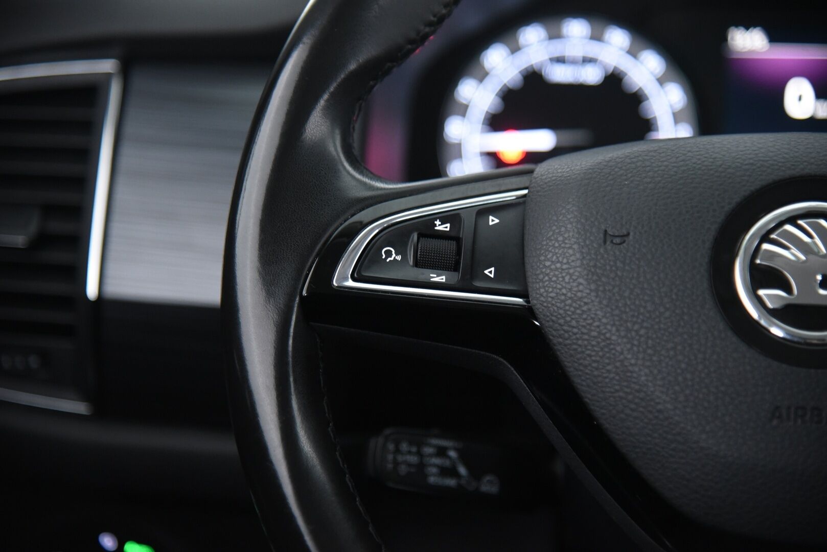 Skoda Kodiaq 2018 2,0 TDI 150 4x4 Ambition DSG Autom. / Adapt. vak. / Webasto / Vetokoukku / P-Kamera / LED / Keyless - Suomi-Auto / Lämmitettävä tuulilasi / Kaukovaloautomatiikka