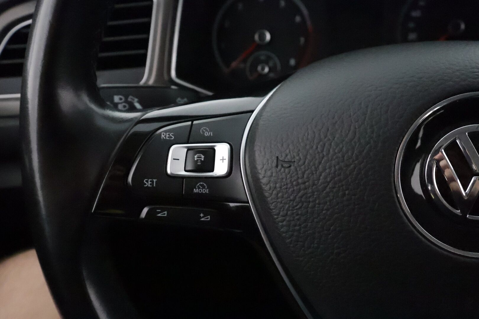 Volkswagen T-Roc 2018 Style 1,0 TSI 85 kW **Webasto / Koukku / Adapt.Vakkari / LED-valot / P.Kamera / Kaistavahti / Apple&Android** - Suomi-auto / Kahdet Renkaat