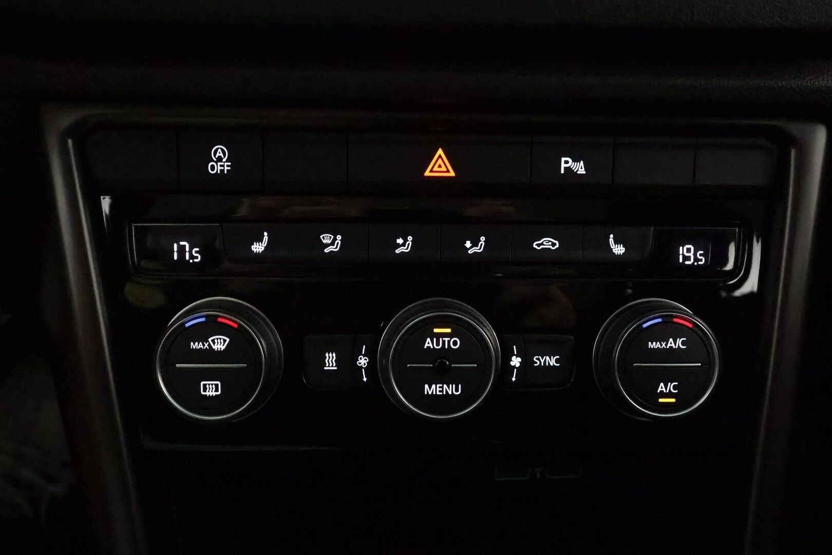 Volkswagen T-Roc 2018 Style 1,0 TSI 85 kW **Webasto / Koukku / Adapt.Vakkari / LED-valot / P.Kamera / Kaistavahti / Apple&Android** - Suomi-auto / Kahdet Renkaat