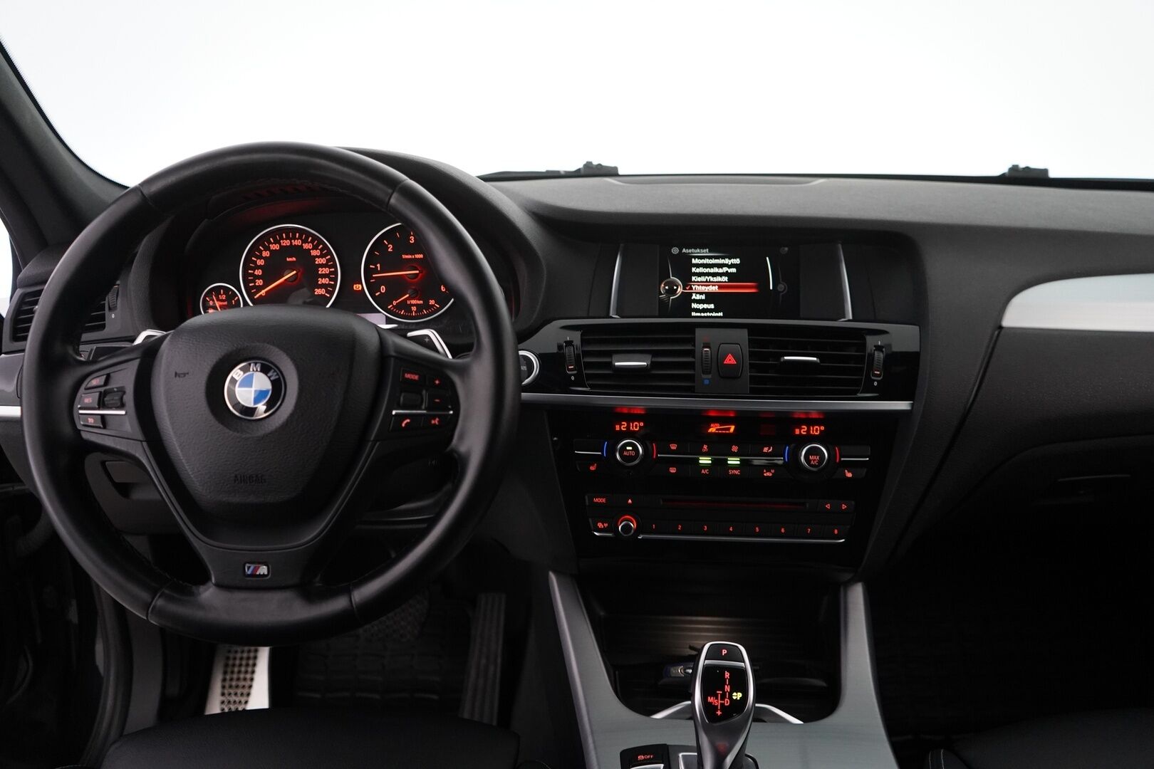 BMW X3 2015 F25 xDrive30d M Sport Business A *Webasto / S. Koukku / Sporttipenkit / S. Luukku / Tutkat* - Myydään juuri huollettuna / Kahdet OEM vanteet / M Sport ulko- ja sisäpaketti