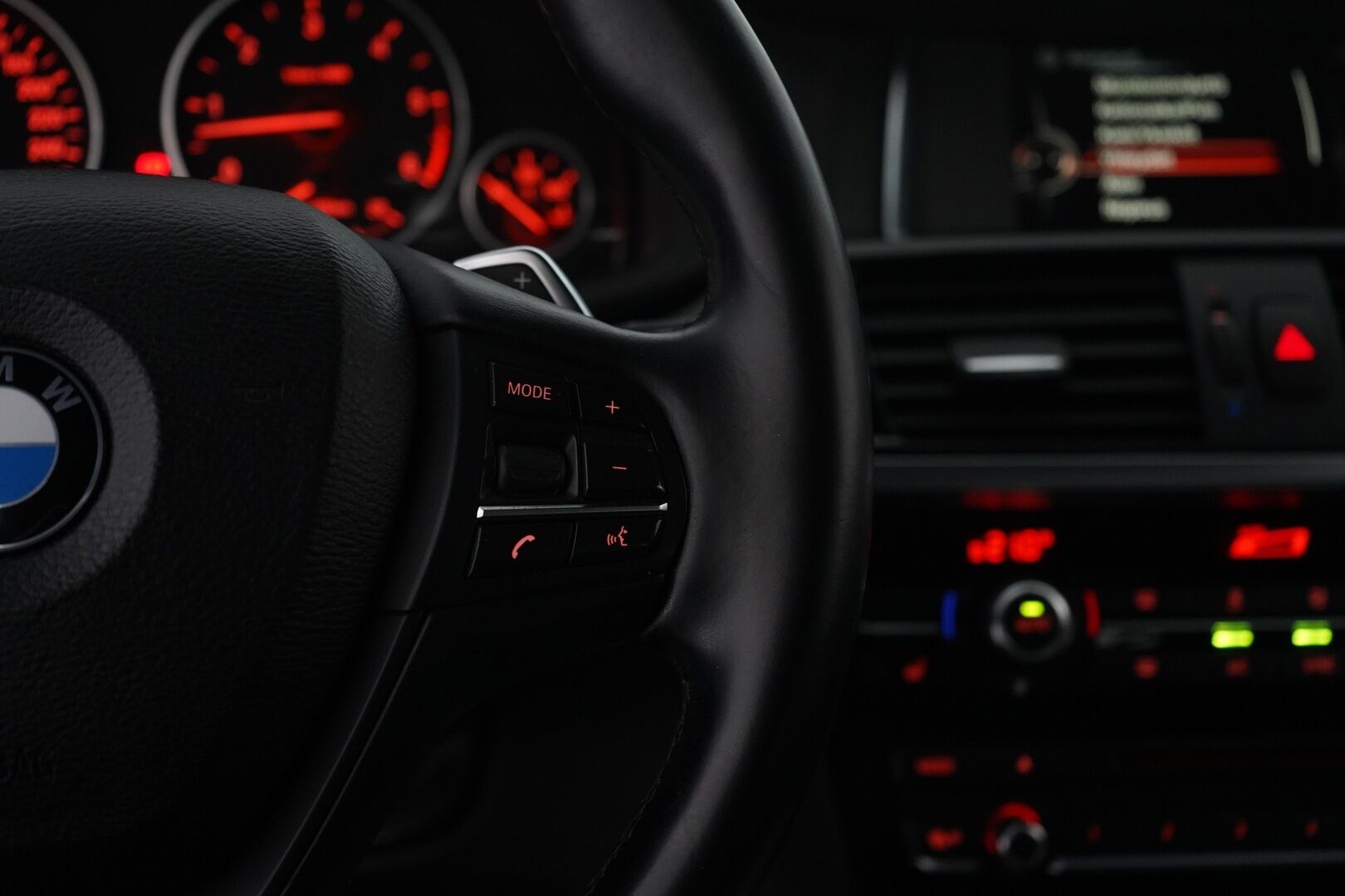 BMW X3 2015 F25 xDrive30d M Sport Business A *Webasto / S. Koukku / Sporttipenkit / S. Luukku / Tutkat* - KATSO KAMPANJAHINTA! / Myydään juuri huollettuna / Kahdet OEM vanteet / M Sport ulko- ja sisäpaketti - HULLUT BLACKWEEK JATKOT - KORKOTARJOUS 2,49%