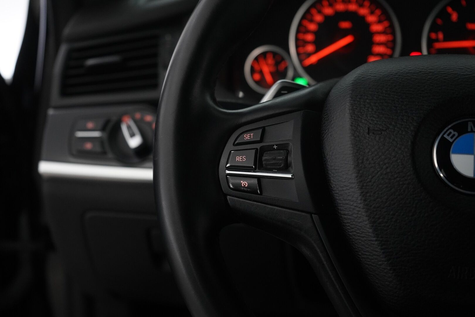 BMW X3 2015 F25 xDrive30d M Sport Business A *Webasto / S. Koukku / Sporttipenkit / S. Luukku / Tutkat* - KATSO KAMPANJAHINTA! / Myydään juuri huollettuna / Kahdet OEM vanteet / M Sport ulko- ja sisäpaketti - HULLUT BLACKWEEK JATKOT - KORKOTARJOUS 2,49%