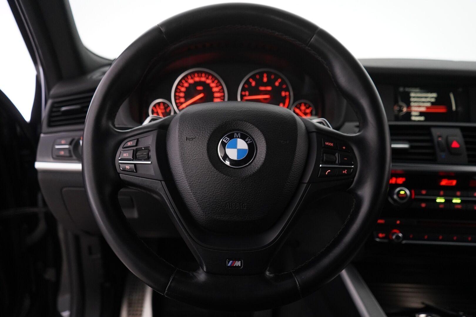 BMW X3 2015 F25 xDrive30d M Sport Business A *Webasto / S. Koukku / Sporttipenkit / S. Luukku / Tutkat* - Myydään juuri huollettuna / Kahdet OEM vanteet / M Sport ulko- ja sisäpaketti