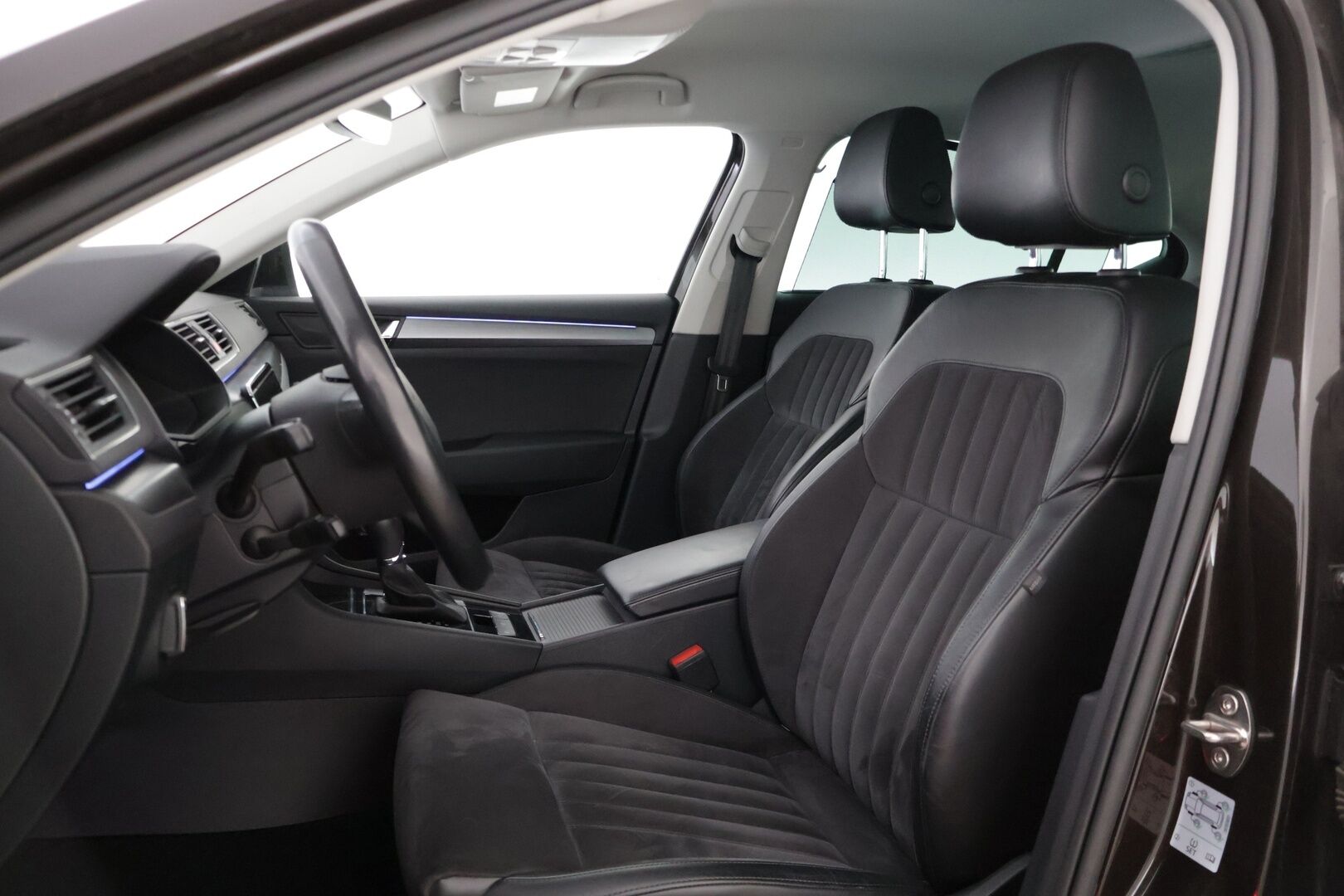 Skoda Superb 2018 2,0 TDI 150 Style BusinessLine DSG Autom. * Adap.vakkari / Webasto / Sähköpenkit / Canton / Keyless  / Kamera * - * Asiallisesti pidetty yksilö kaksilla renkailla! *