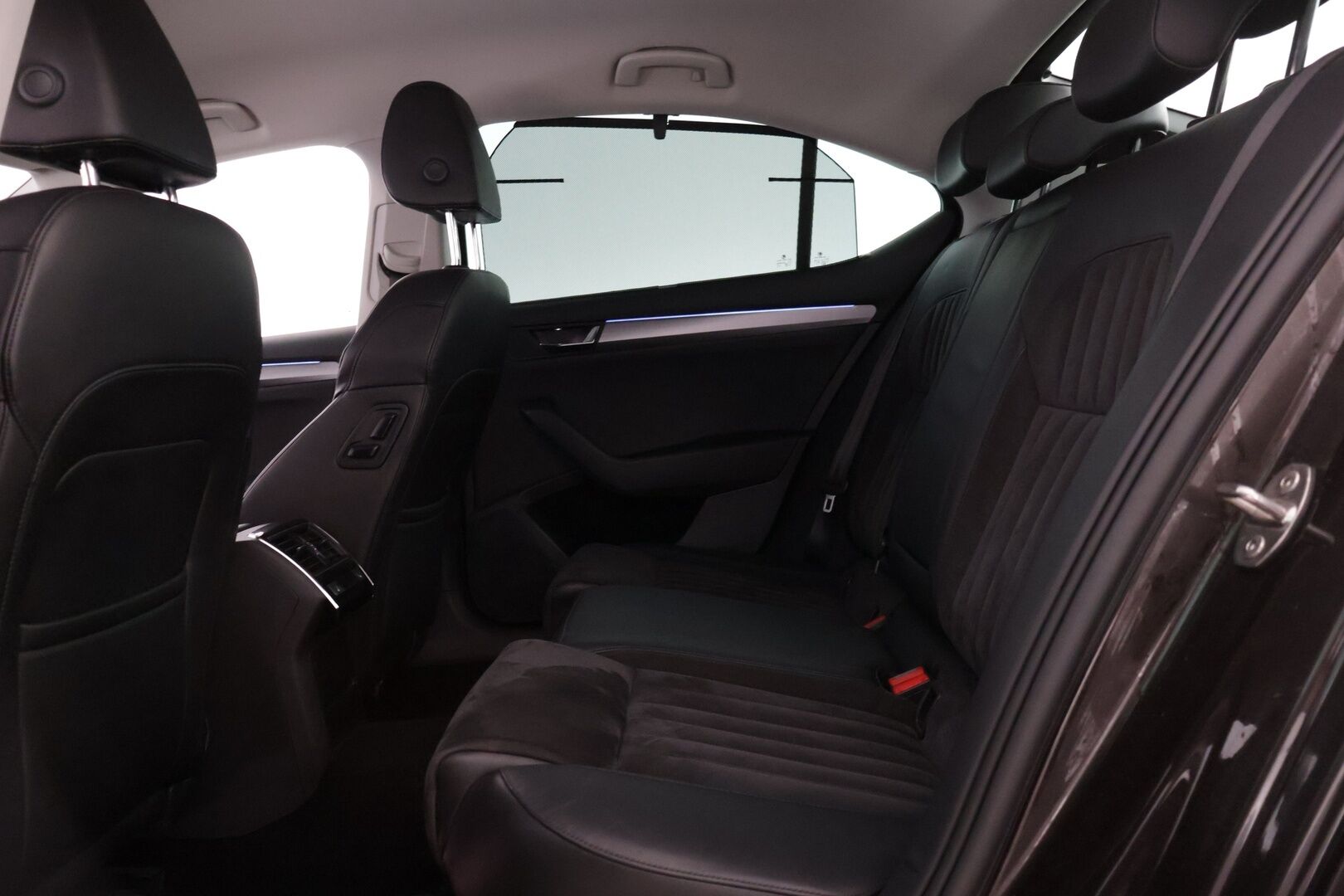 Skoda Superb 2018 2,0 TDI 150 Style BusinessLine DSG Autom. * Adap.vakkari / Webasto / Sähköpenkit / Canton / Keyless  / Kamera * - * Asiallisesti pidetty yksilö kaksilla renkailla! *