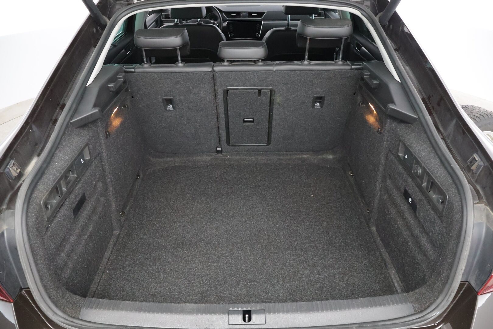 Skoda Superb 2018 2,0 TDI 150 Style BusinessLine DSG Autom. * Adap.vakkari / Webasto / Sähköpenkit / Canton / Keyless  / Kamera * - * Asiallisesti pidetty yksilö kaksilla renkailla! *