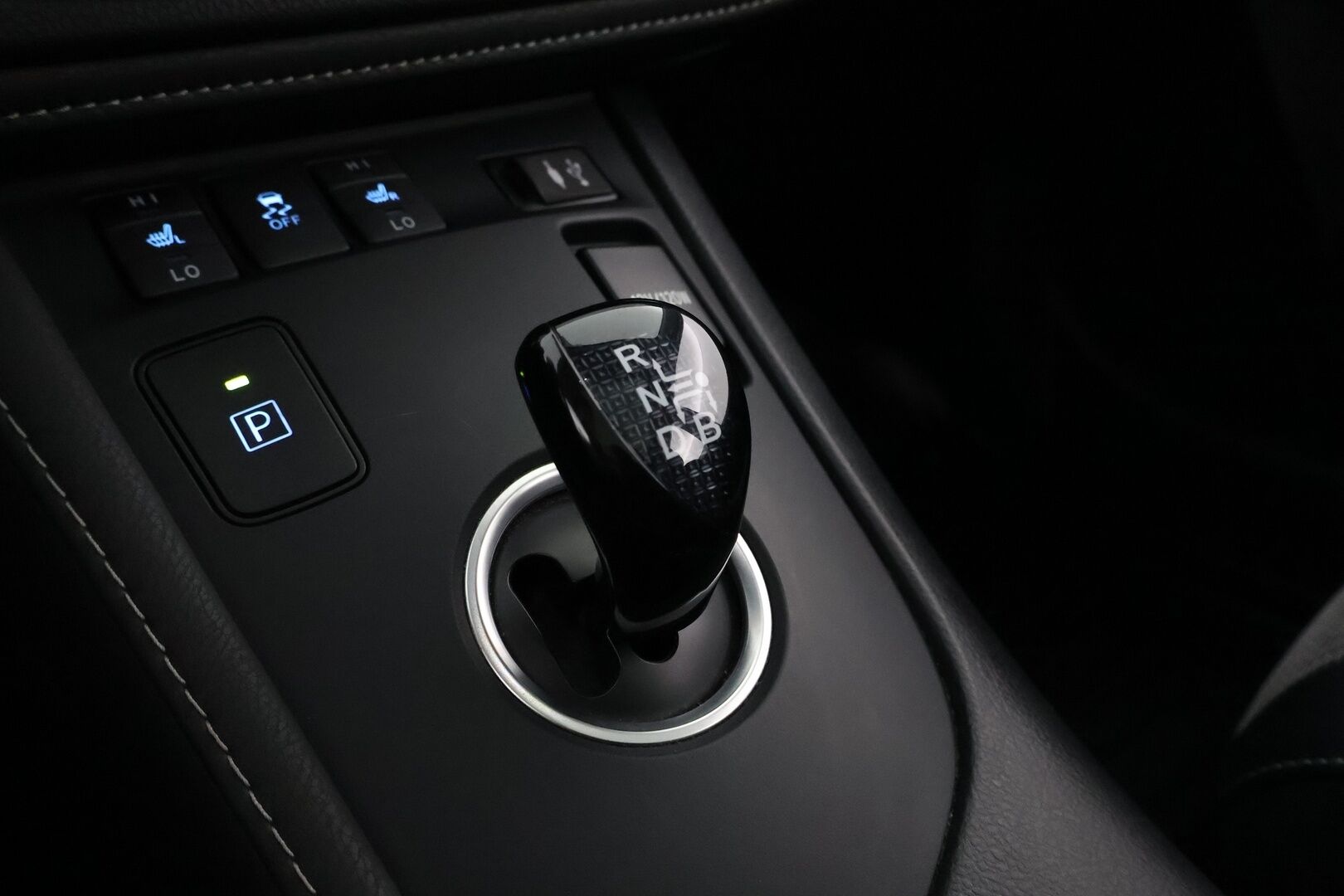 Toyota Auris 2018 1,8 Hybrid Premium Business - Suomiauto / Webasto / Lasikatto / P.Kamera / Vakkari / Keyless / Navi / Juuri tullut!
