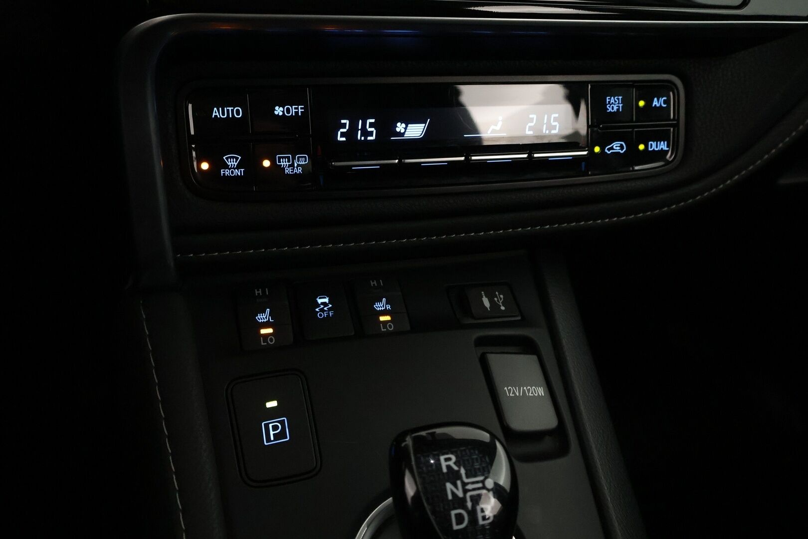 Toyota Auris 2018 1,8 Hybrid Premium Business - Suomiauto / Webasto / Lasikatto / P.Kamera / Vakkari / Keyless / Navi / Juuri tullut!