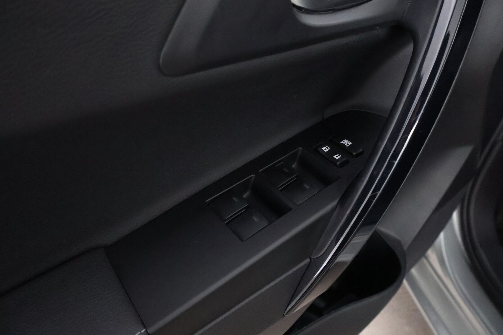 Toyota Auris 2018 1,8 Hybrid Premium Business - Suomiauto / Webasto / Lasikatto / P.Kamera / Vakkari / Keyless / Navi / Juuri tullut!
