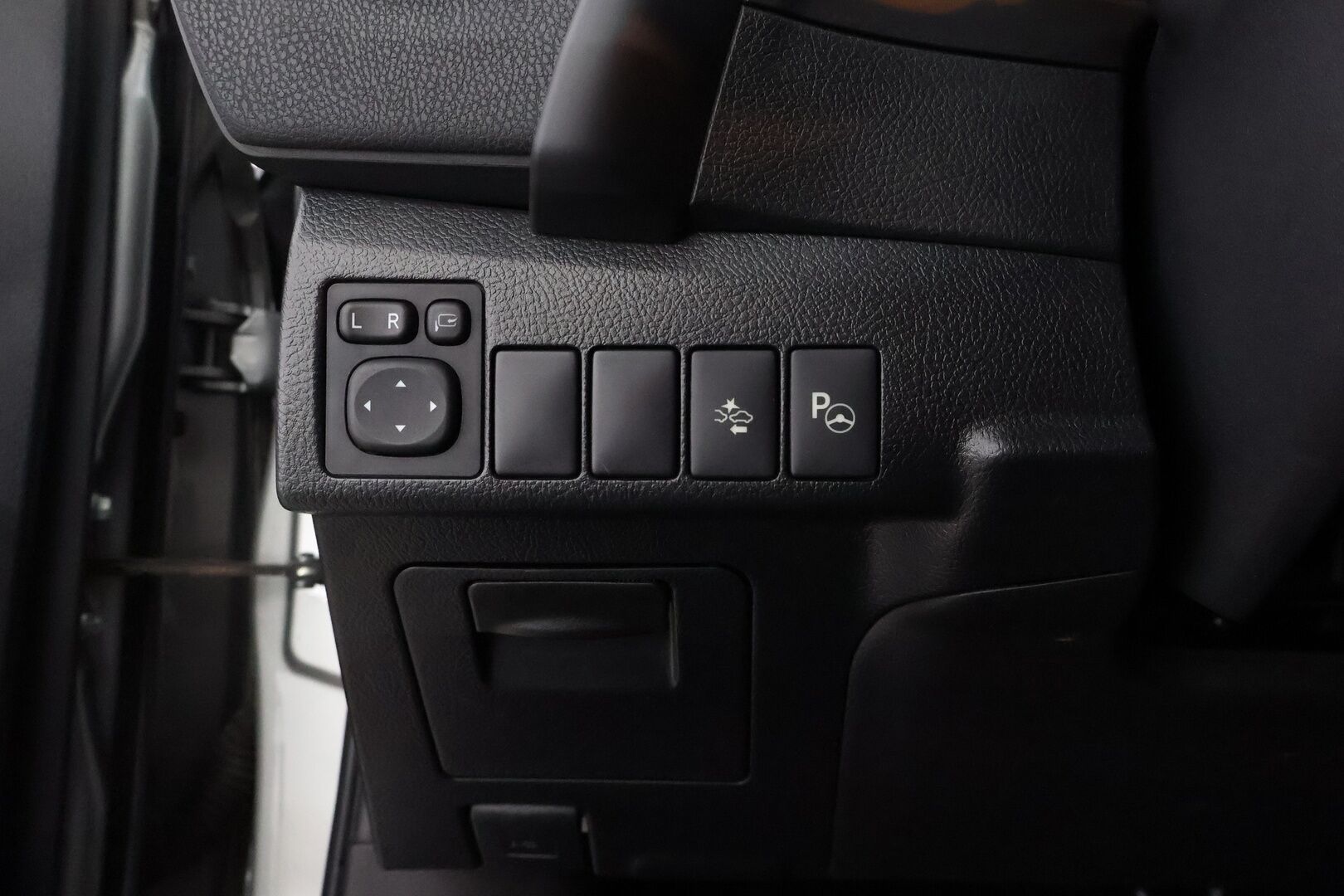 Toyota Auris 2018 1,8 Hybrid Premium Business - Suomiauto / Webasto / Lasikatto / P.Kamera / Vakkari / Keyless / Navi / Juuri tullut!