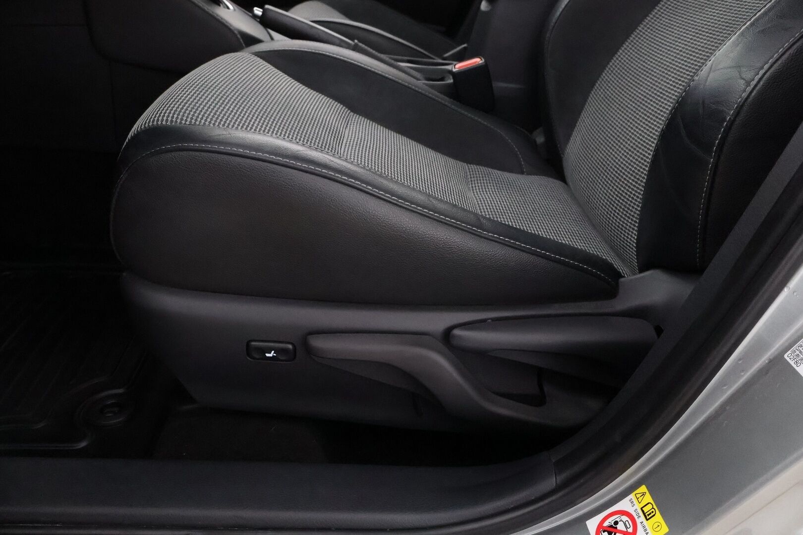Toyota Auris 2018 1,8 Hybrid Premium Business - Suomiauto / Webasto / Lasikatto / P.Kamera / Vakkari / Keyless / Navi / Juuri tullut!