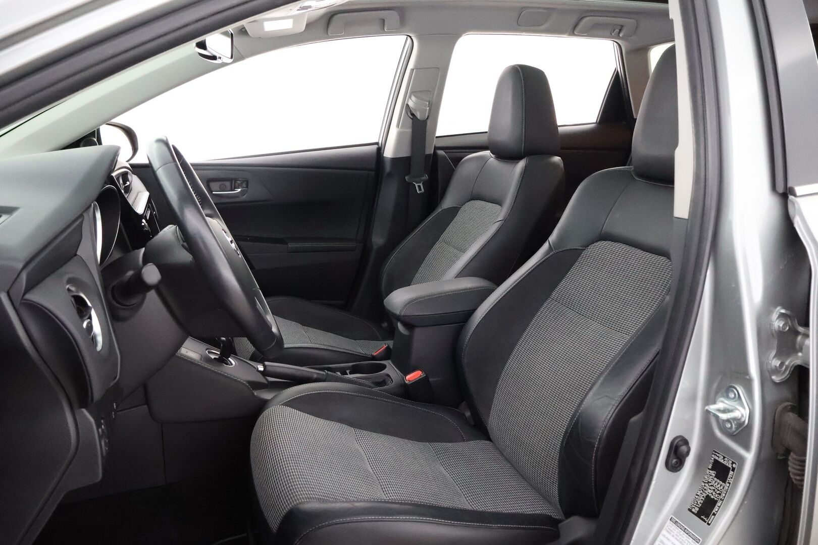 Toyota Auris 2018 1,8 Hybrid Premium Business - Suomiauto / Webasto / Lasikatto / P.Kamera / Vakkari / Keyless / Navi / Juuri tullut!