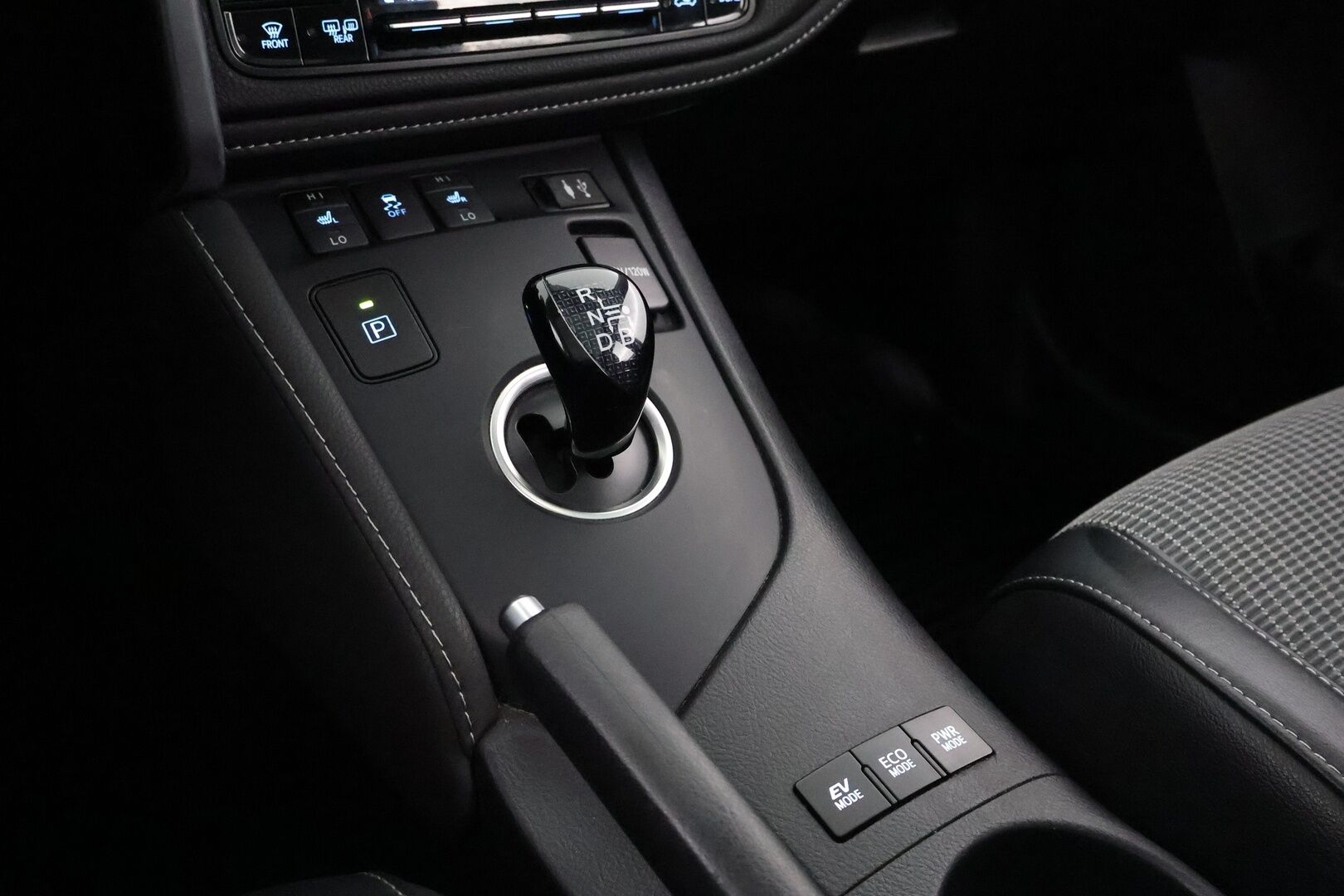 Toyota Auris 2018 1,8 Hybrid Premium Business - Suomiauto / Webasto / Lasikatto / P.Kamera / Vakkari / Keyless / Navi / Juuri tullut!