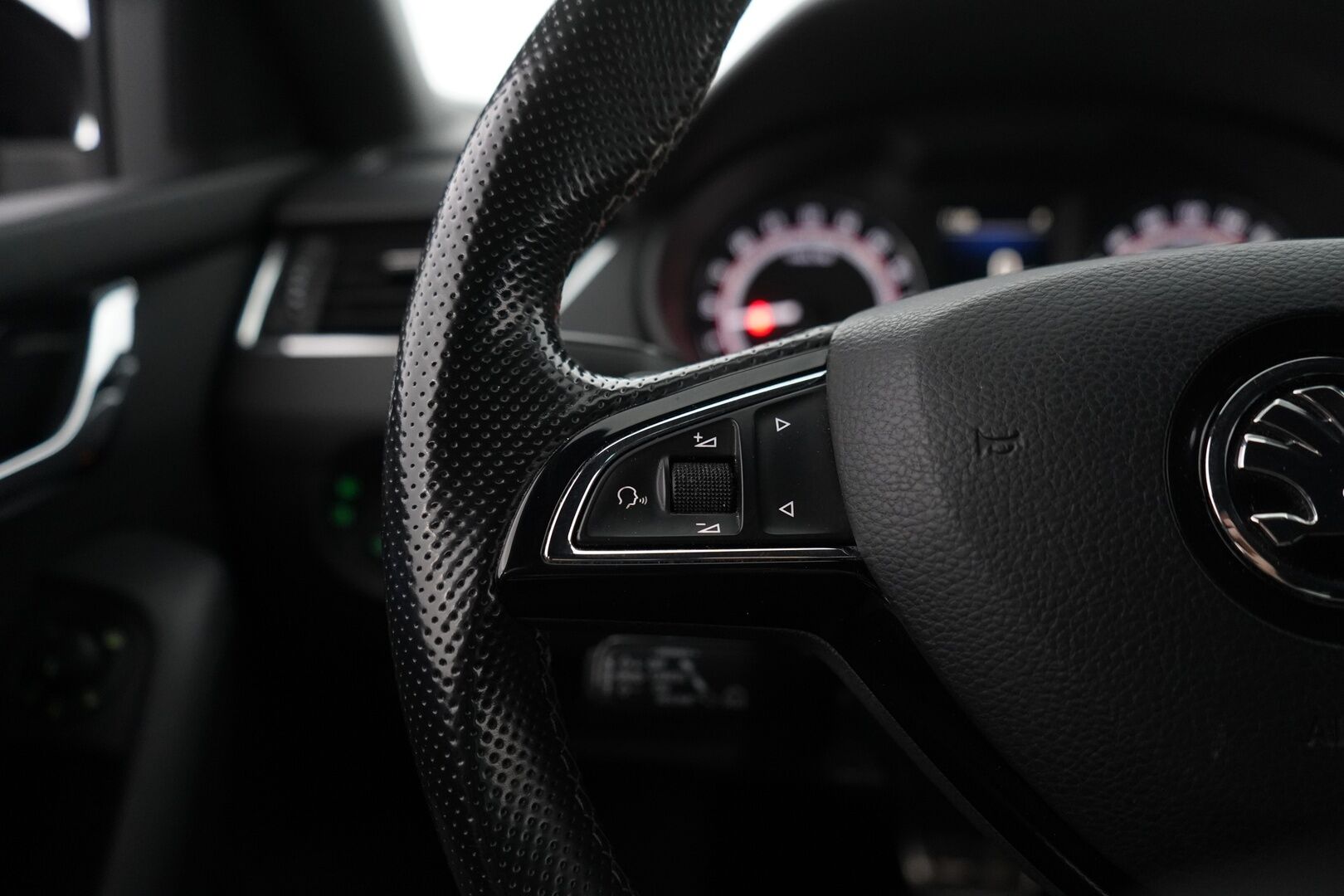 Skoda Octavia 2018 2.0 TDI Combi 184 4x4 RS DSG Aut *Webasto + kauko / ACC / Koukku / Kamera / Keyless / Blis / Sähkökontti / Tutkat* - Suomi-auto / Kahdet renkaat alumiinivantein / Juuri huollettu / Jakopää 2024 / Seuraava katsastus vasta 5/27