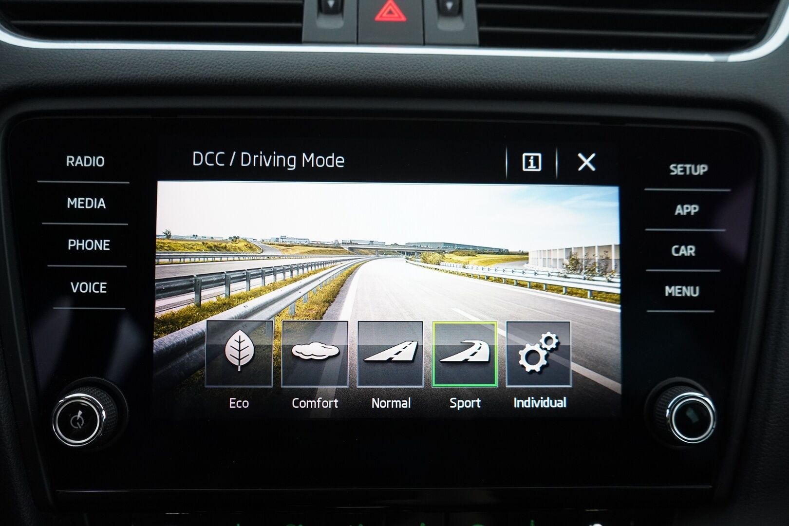 Skoda Octavia 2018 2.0 TDI Combi 184 4x4 RS DSG Aut *Webasto + kauko / ACC / Koukku / Kamera / Keyless / Blis / Sähkökontti / Tutkat* - Suomi-auto / Kahdet renkaat alumiinivantein / Juuri huollettu / Jakopää 2024 / Seuraava katsastus vasta 5/27
