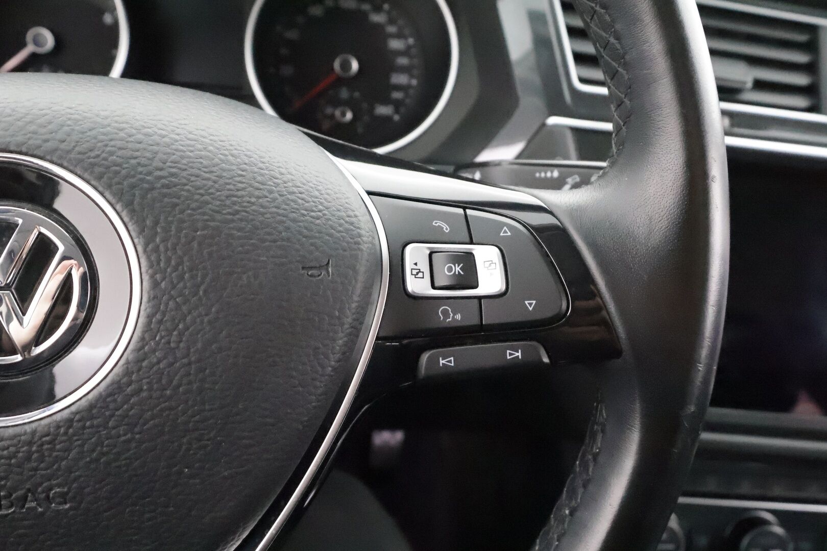 Volkswagen Tiguan 2018 Comfortline 1,4 TSI 92 kW (125 hv) Football Edition * ACC / Webasto / LED / P.tutkat / Keyless / Apple&Android * - Merkkihuollettu / Suomi-auto / Kahdet Renkaat