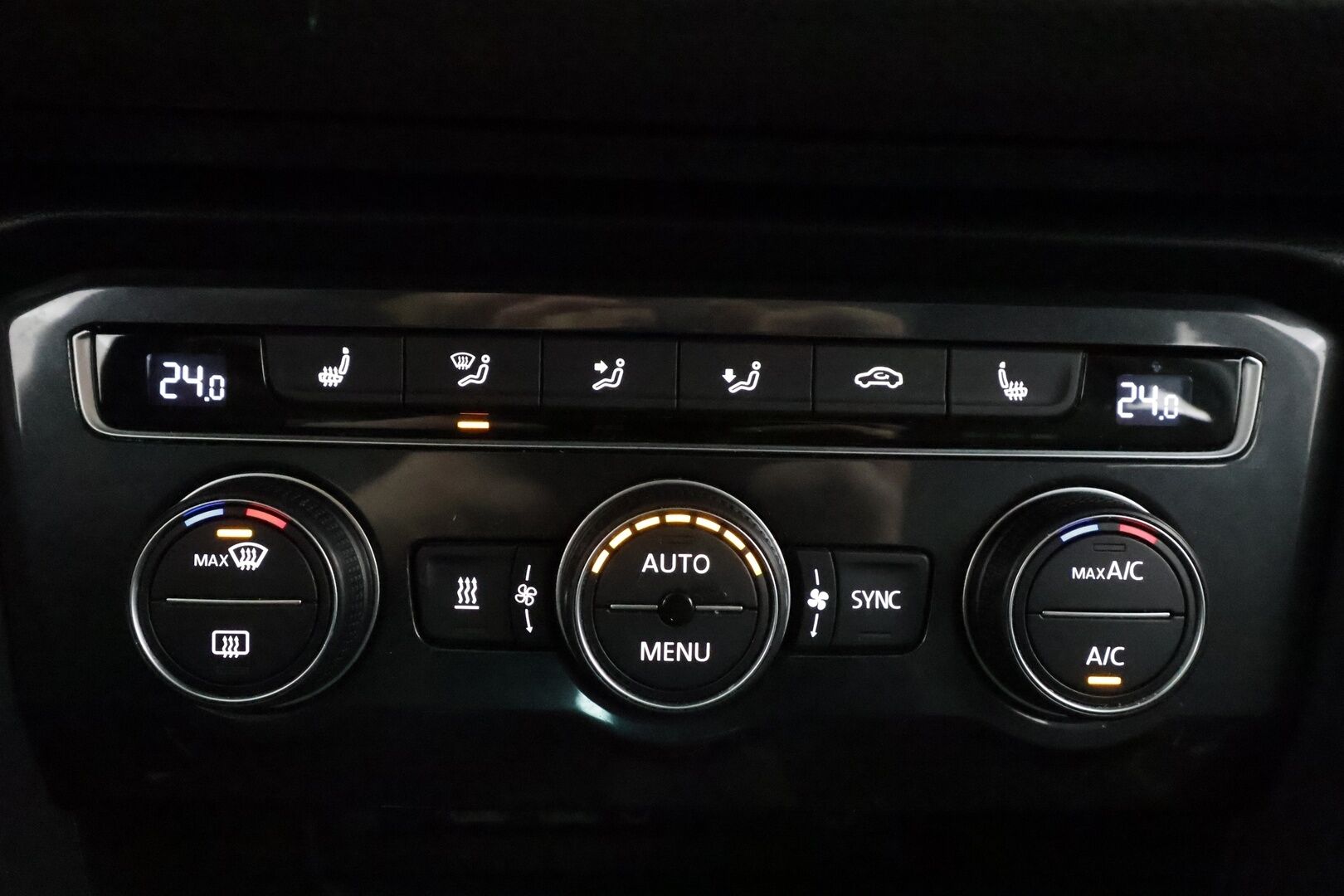 Volkswagen Tiguan 2018 Comfortline 1,4 TSI 92 kW (125 hv) Football Edition * ACC / Webasto / LED / P.tutkat / Keyless / Apple&Android * - Merkkihuollettu / Suomi-auto / Kahdet Renkaat