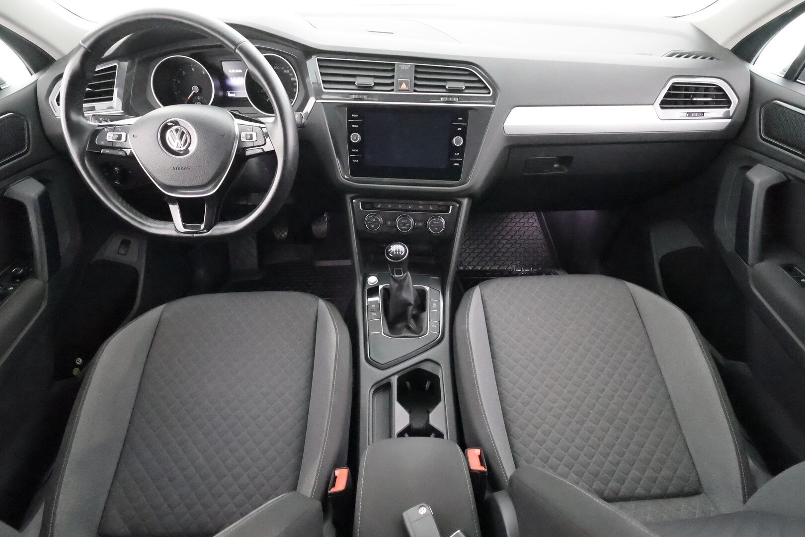 Volkswagen Tiguan 2018 Comfortline 1,4 TSI 92 kW (125 hv) Football Edition * ACC / Webasto / LED / P.tutkat / Keyless / Apple&Android * - Merkkihuollettu / Suomi-auto / Kahdet Renkaat